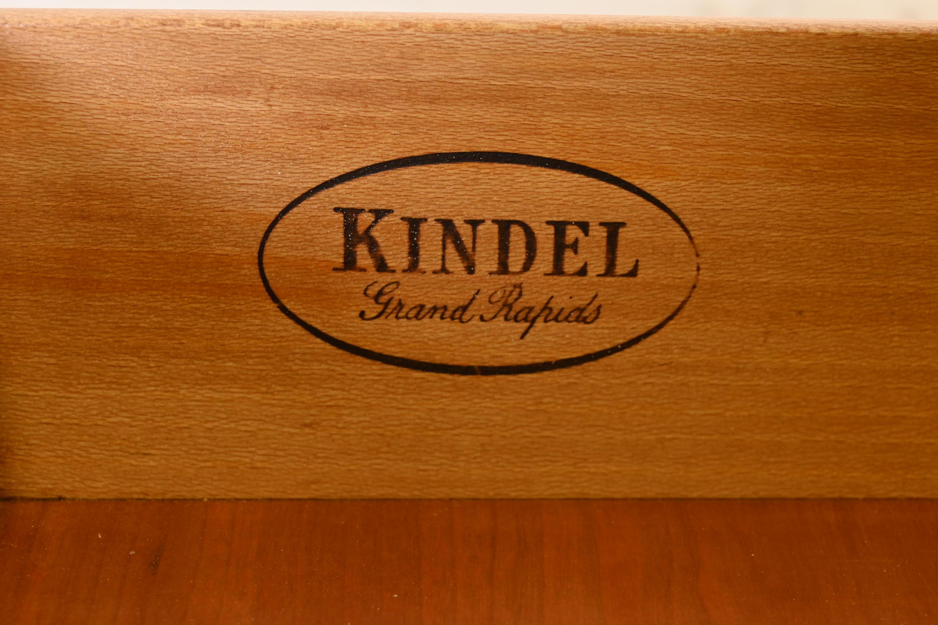 Kindel Furniture commode de gentleman de style Régence française Louis XVI laquée crème en vente 3