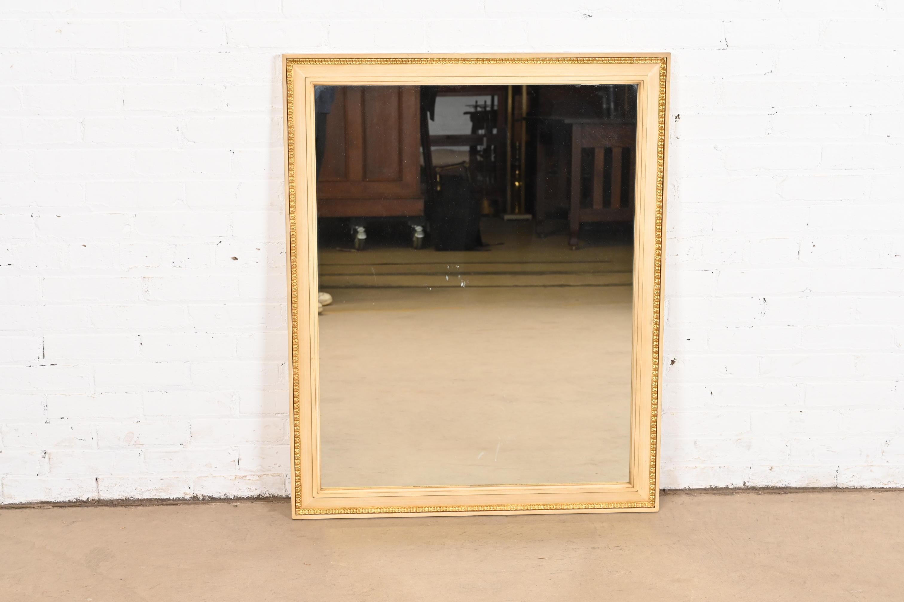 Américain Miroir laqué crème et doré de style Régence française Louis XVI de Kindel Furniture en vente