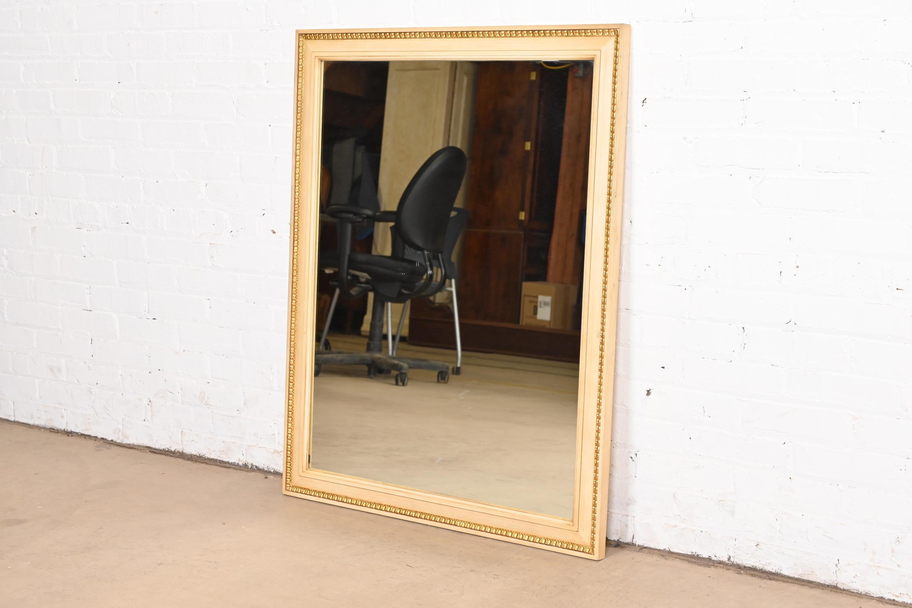 Miroir laqué crème et doré de style Régence française Louis XVI de Kindel Furniture Bon état - En vente à South Bend, IN