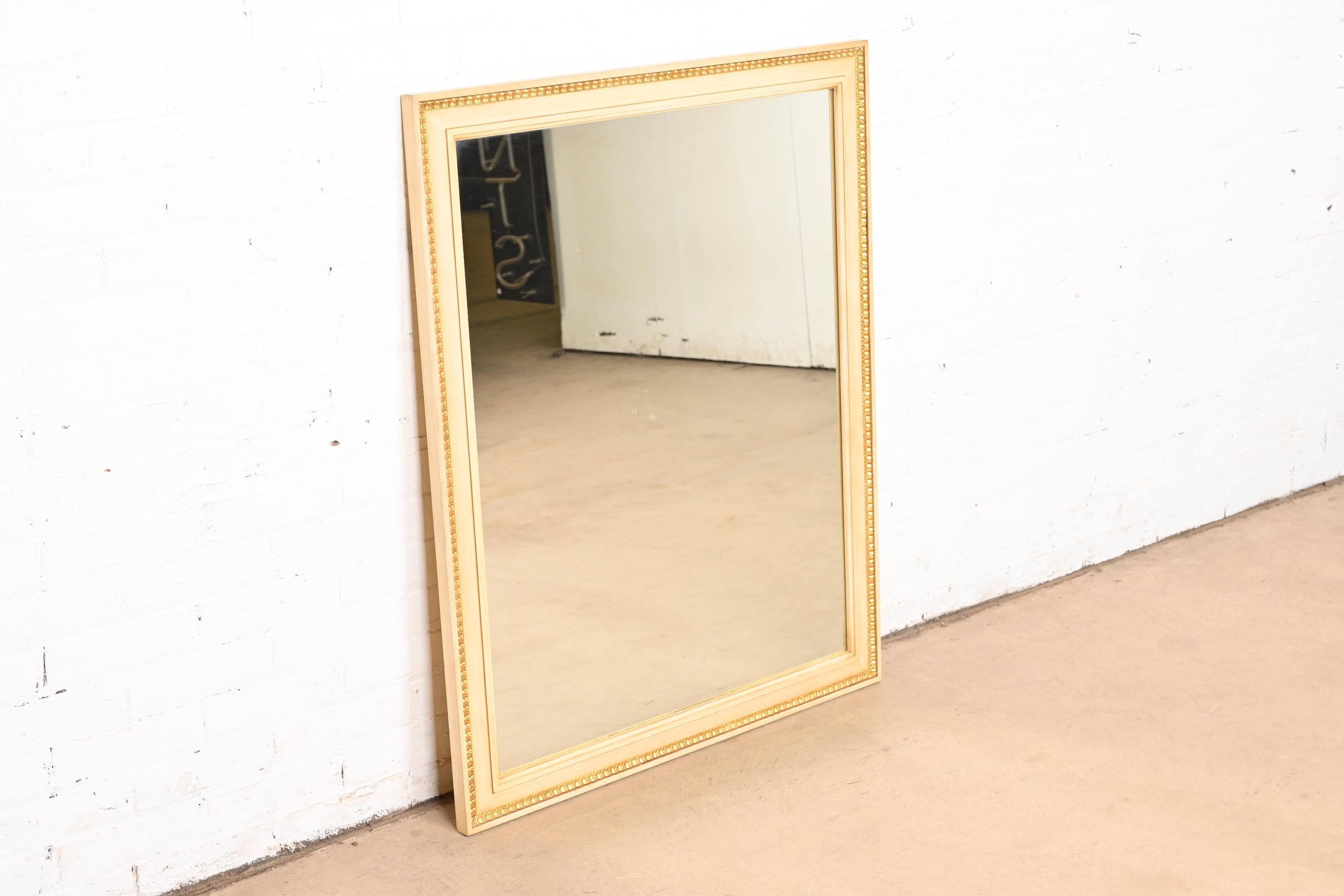 Milieu du XXe siècle Miroir laqué crème et doré de style Régence française Louis XVI de Kindel Furniture en vente