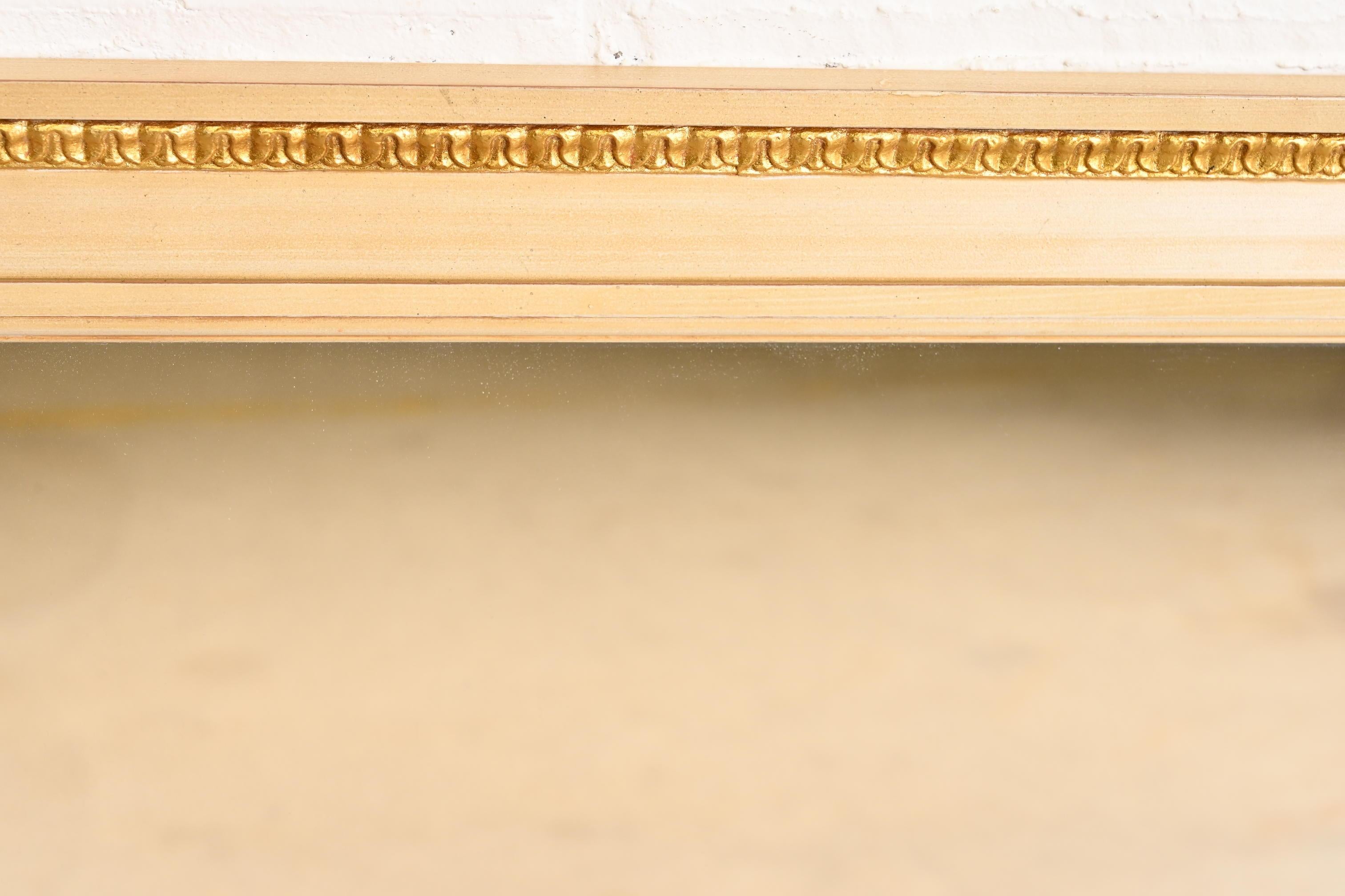 Miroir laqué crème et doré de style Régence française Louis XVI de Kindel Furniture en vente 1