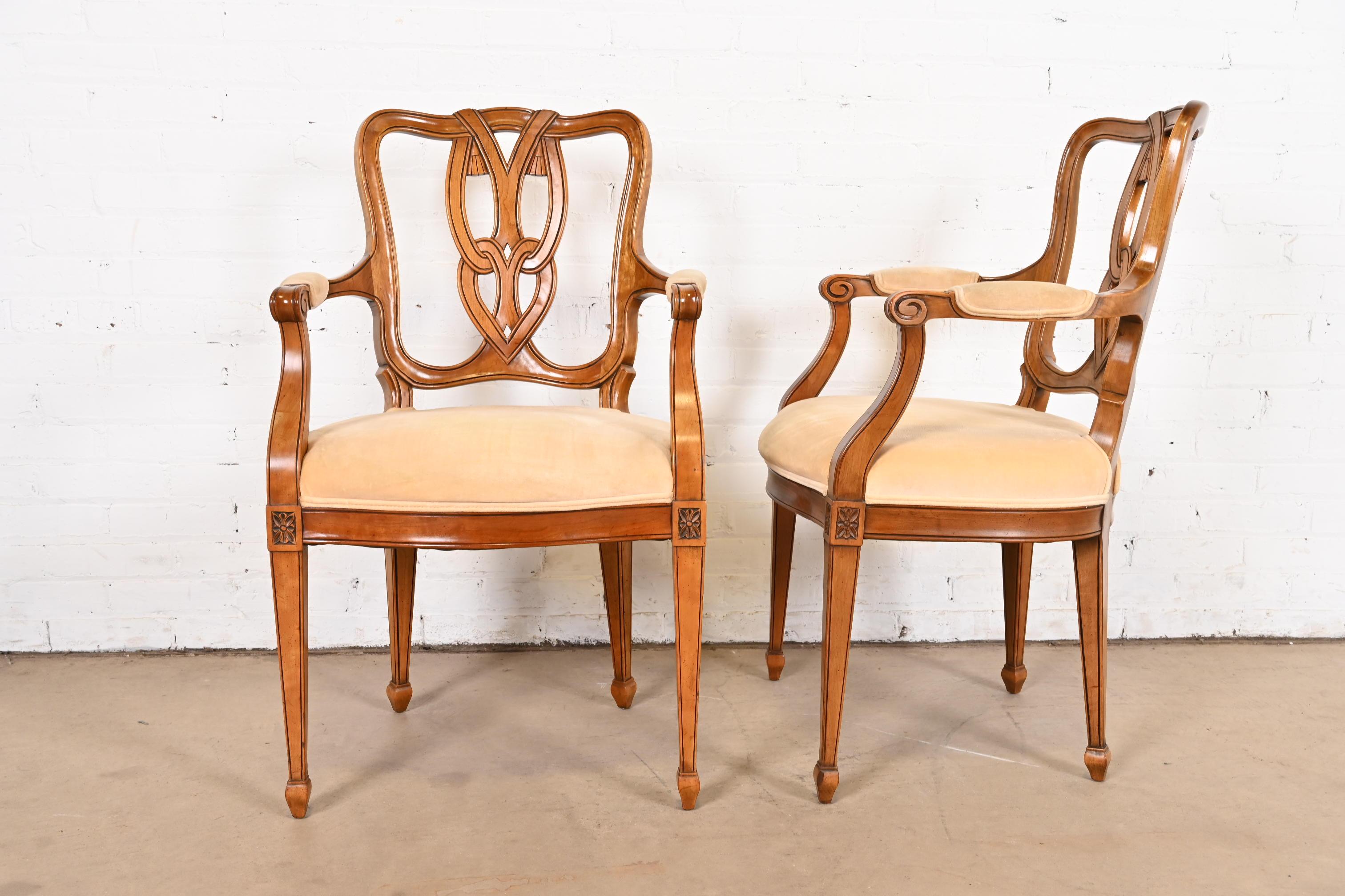Kindel Furniture ensemble de six chaises de salle à manger Régence française Louis XVI en bois fruitier en vente 7