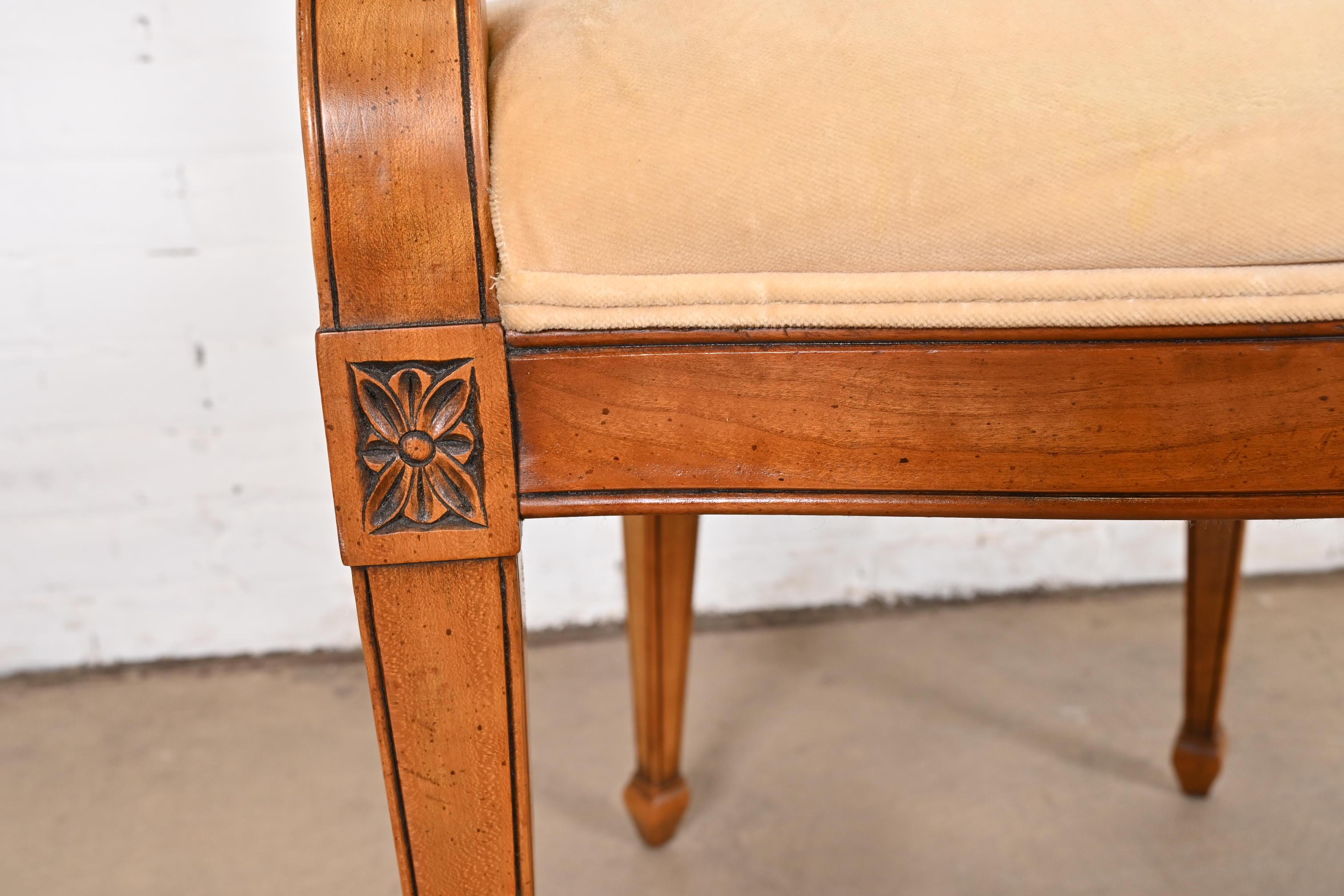 Kindel Furniture ensemble de six chaises de salle à manger Régence française Louis XVI en bois fruitier en vente 10