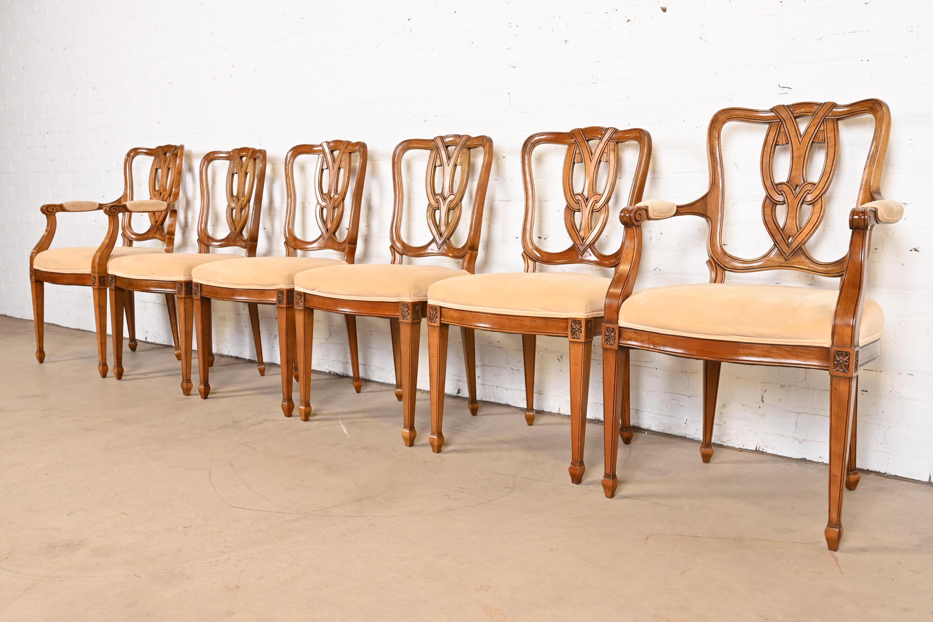 Sculpté Kindel Furniture ensemble de six chaises de salle à manger Régence française Louis XVI en bois fruitier en vente