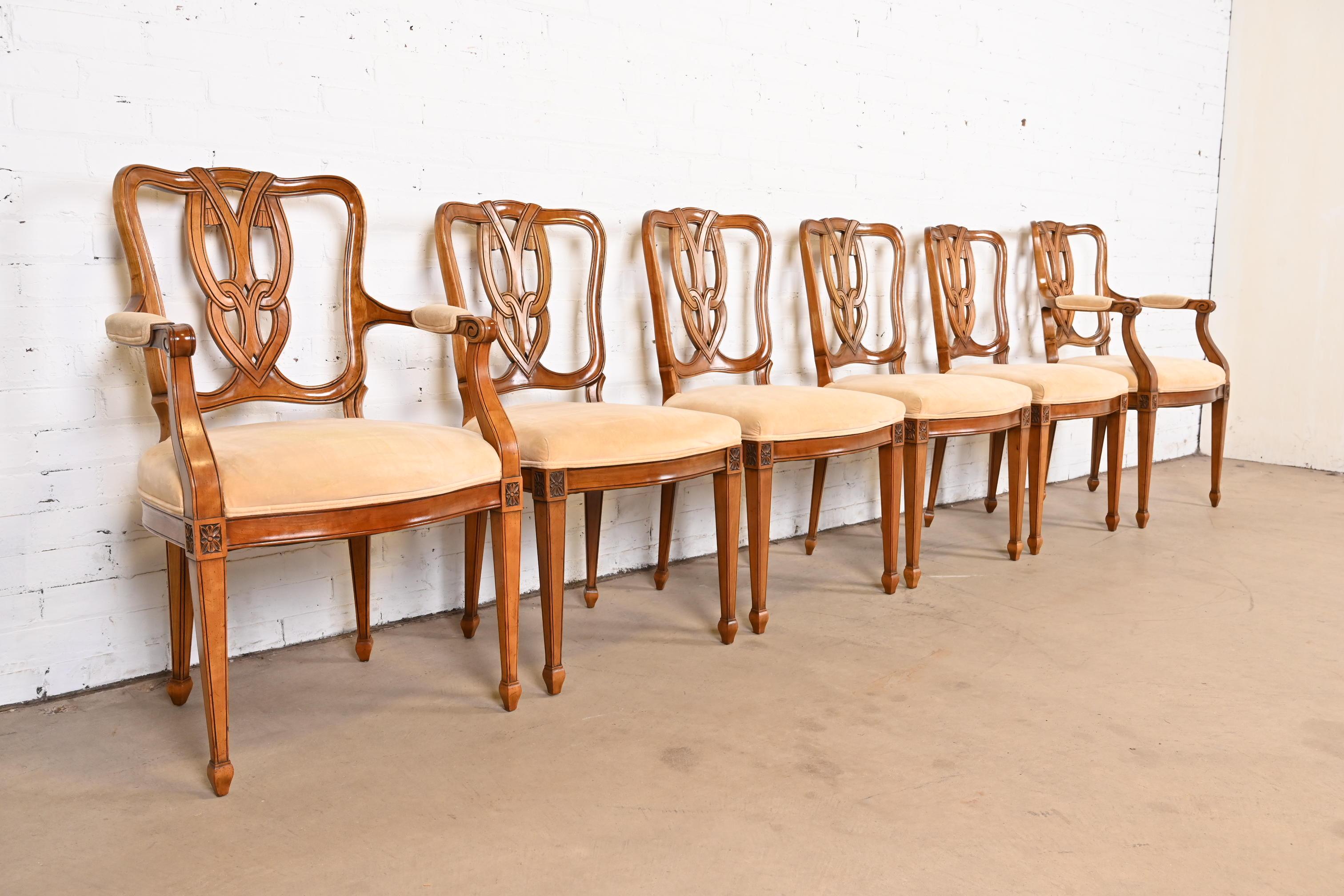 Milieu du XXe siècle Kindel Furniture ensemble de six chaises de salle à manger Régence française Louis XVI en bois fruitier en vente