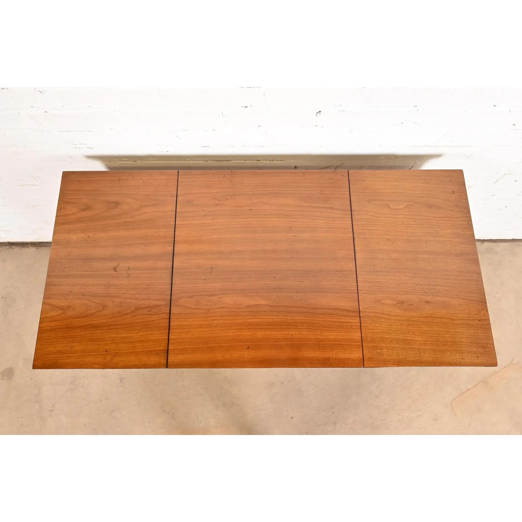 Kindel Furniture Tavolino da toeletta francese Regency Luigi XVI in legno di cirmolo in vendita 4