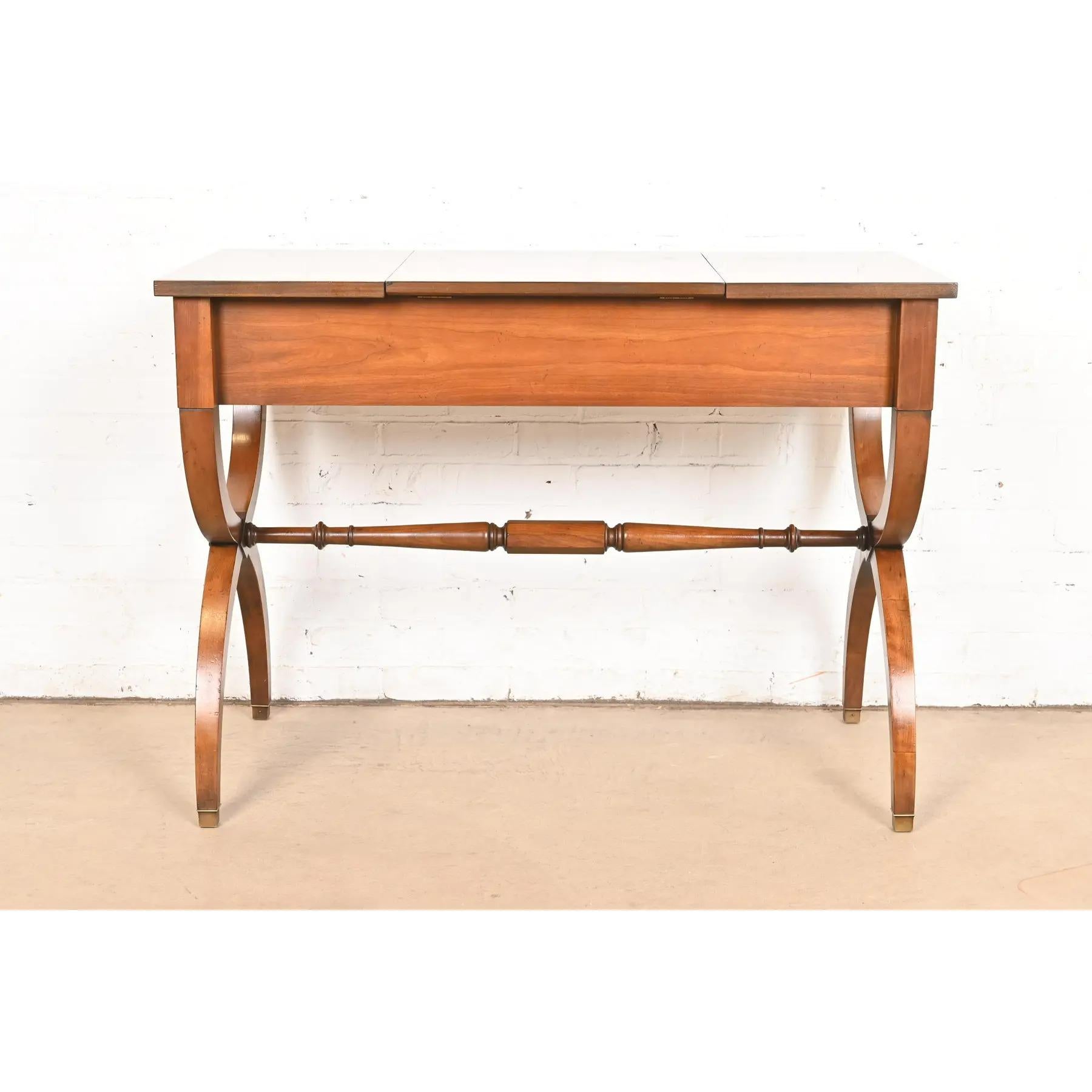 Kindel Furniture Tavolino da toeletta francese Regency Luigi XVI in legno di cirmolo in vendita 6