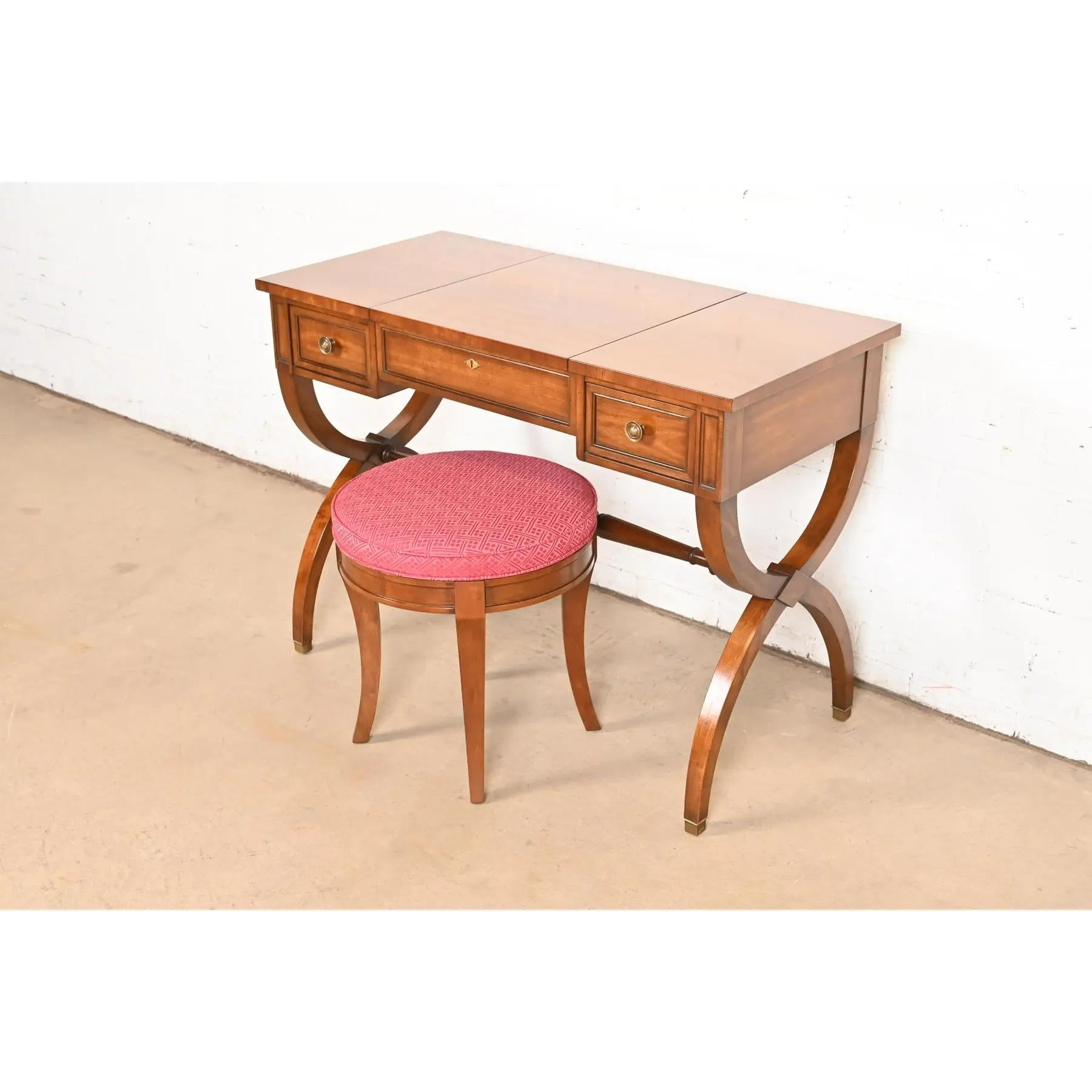 Kindel Furniture Tavolino da toeletta francese Regency Luigi XVI in legno di cirmolo in vendita 7