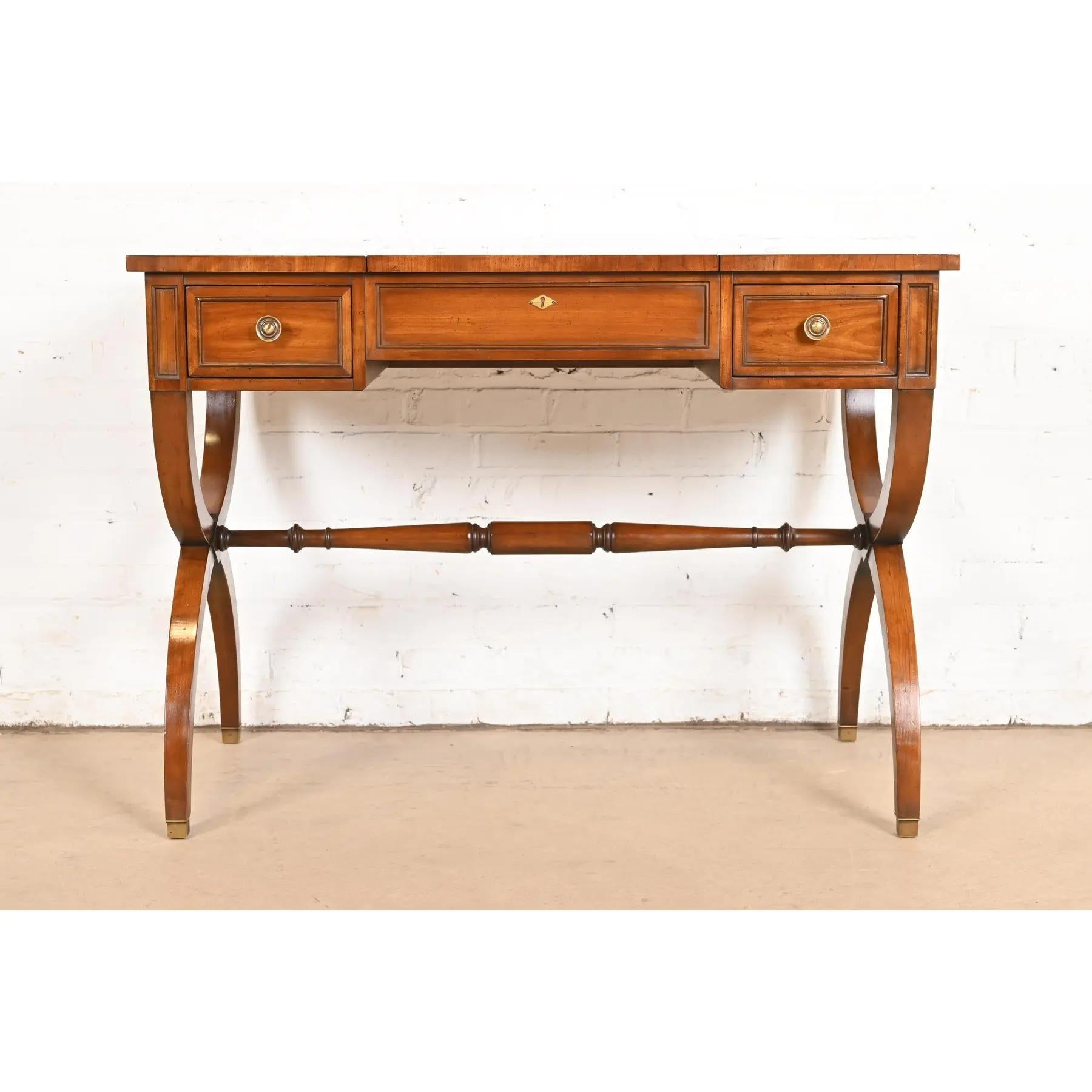 Americano Kindel Furniture Tavolino da toeletta francese Regency Luigi XVI in legno di cirmolo in vendita
