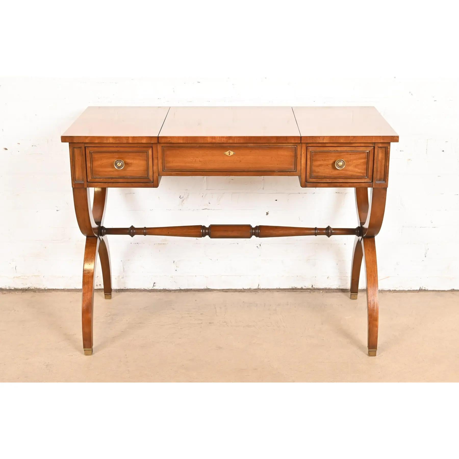 Kindel Furniture Tavolino da toeletta francese Regency Luigi XVI in legno di cirmolo In condizioni buone in vendita a South Bend, IN