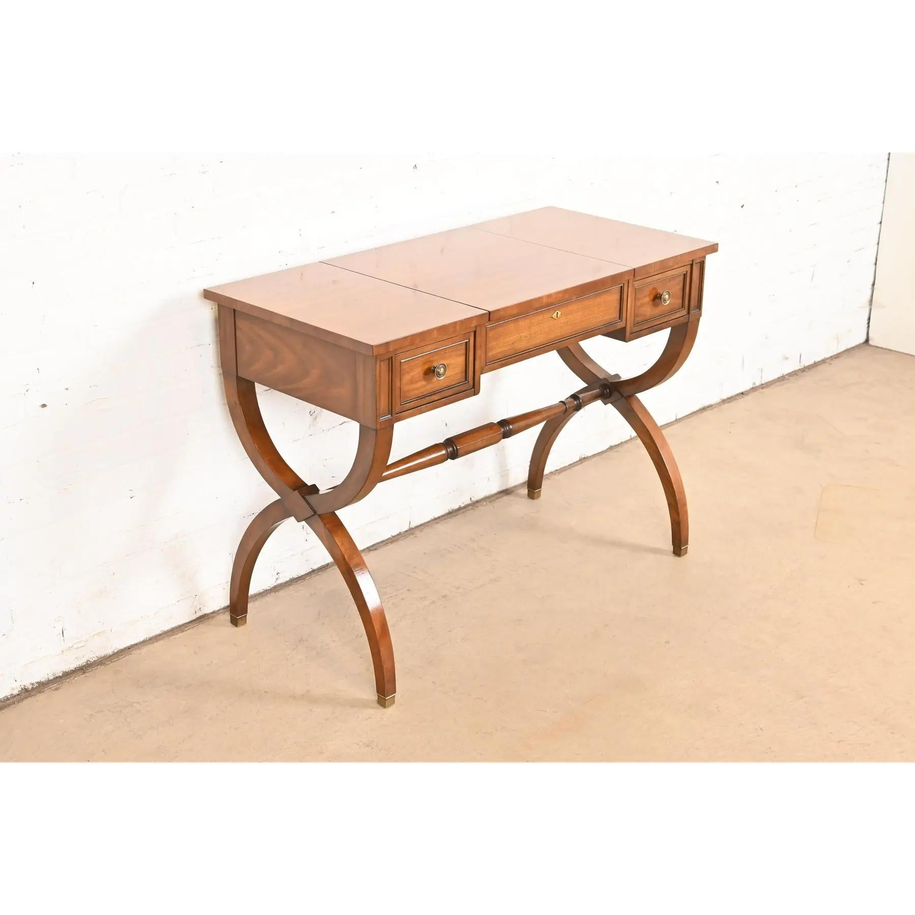 Metà XX secolo Kindel Furniture Tavolino da toeletta francese Regency Luigi XVI in legno di cirmolo in vendita