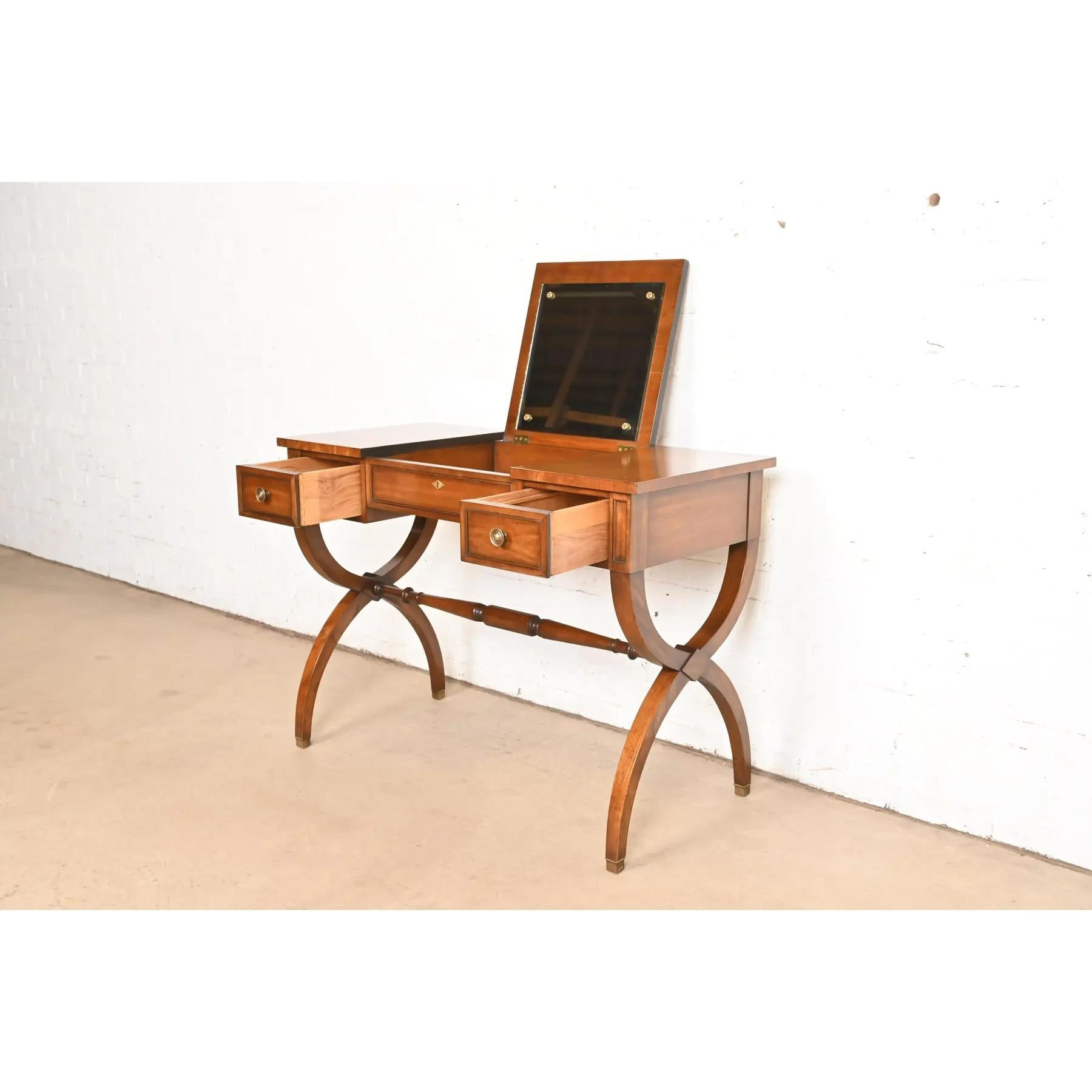 Kindel Furniture Tavolino da toeletta francese Regency Luigi XVI in legno di cirmolo in vendita 1