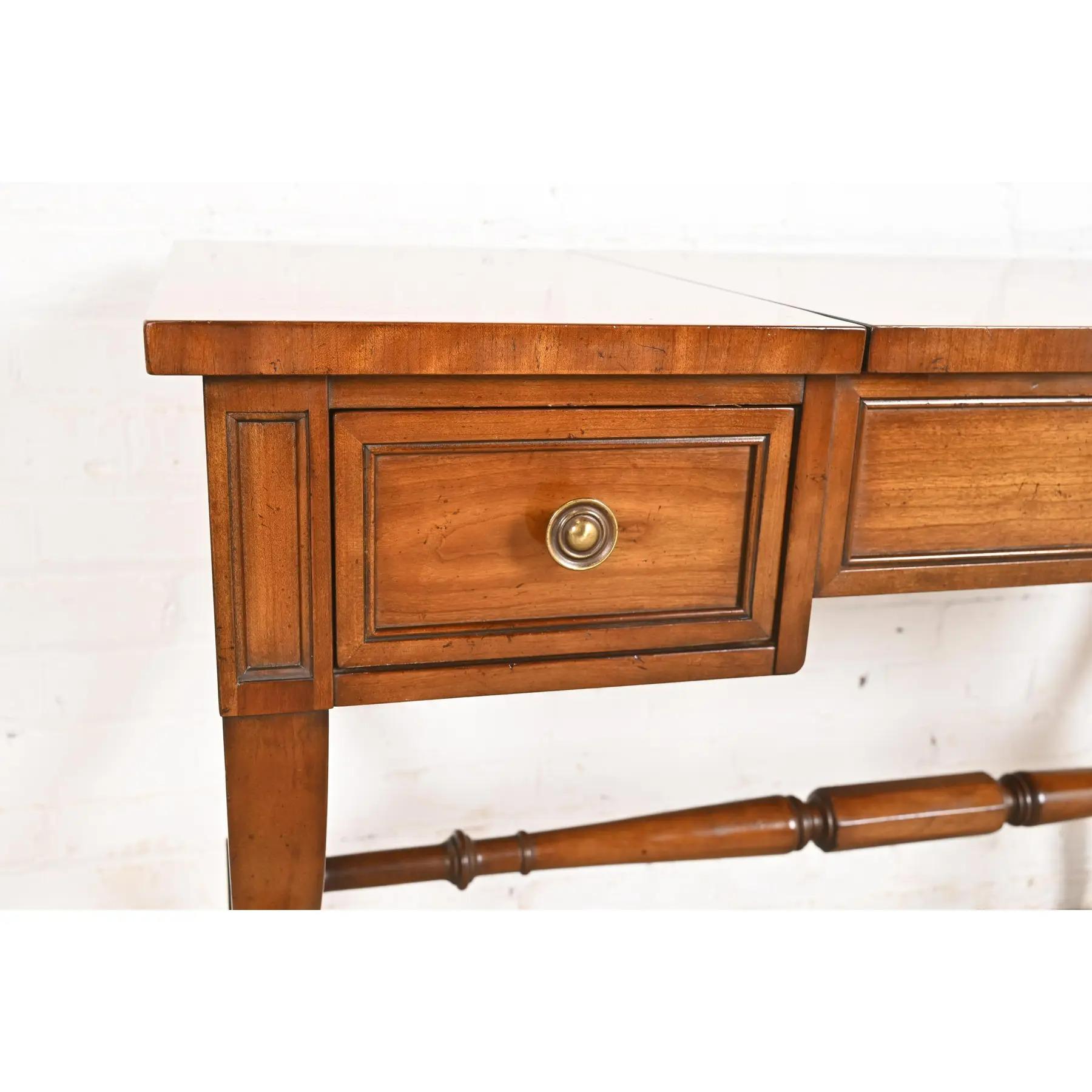 Kindel Furniture Tavolino da toeletta francese Regency Luigi XVI in legno di cirmolo in vendita 2