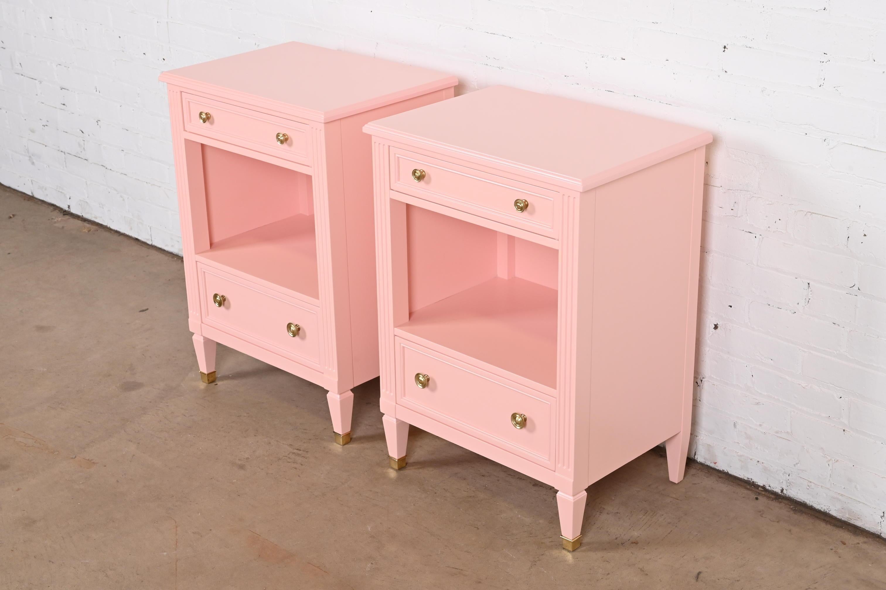 Américain Kindel Furniture Tables de nuit de style Régence française Louis XVI laqué rose, refinished en vente