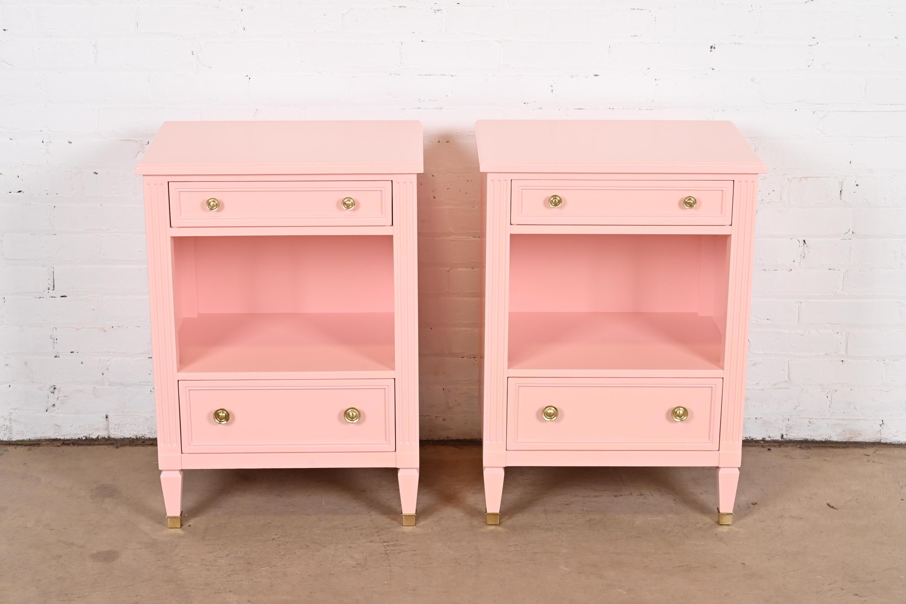 Kindel Furniture Tables de nuit de style Régence française Louis XVI laqué rose, refinished Bon état - En vente à South Bend, IN