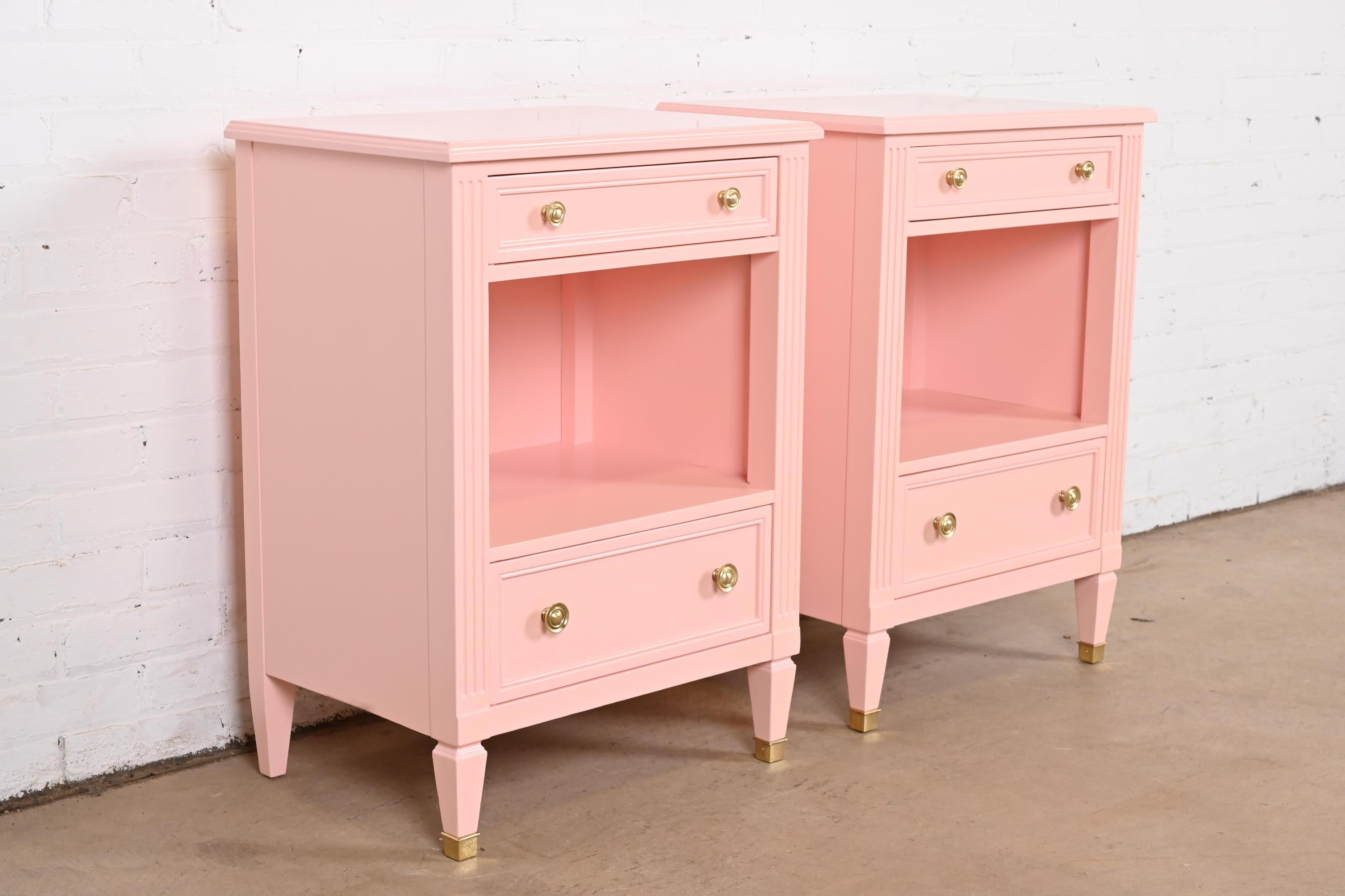 Kindel Furniture Tables de nuit de style Régence française Louis XVI laqué rose, refinished en vente 1