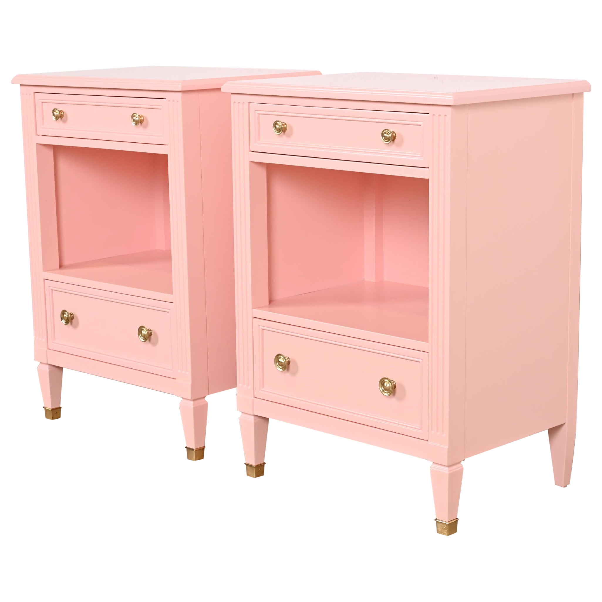 Kindel Furniture Comodini laccati rosa Luigi XVI Regenza francese, rifiniti