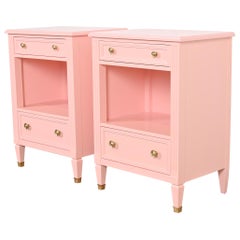 Kindel Furniture Comodini laccati rosa Luigi XVI Regenza francese, rifiniti