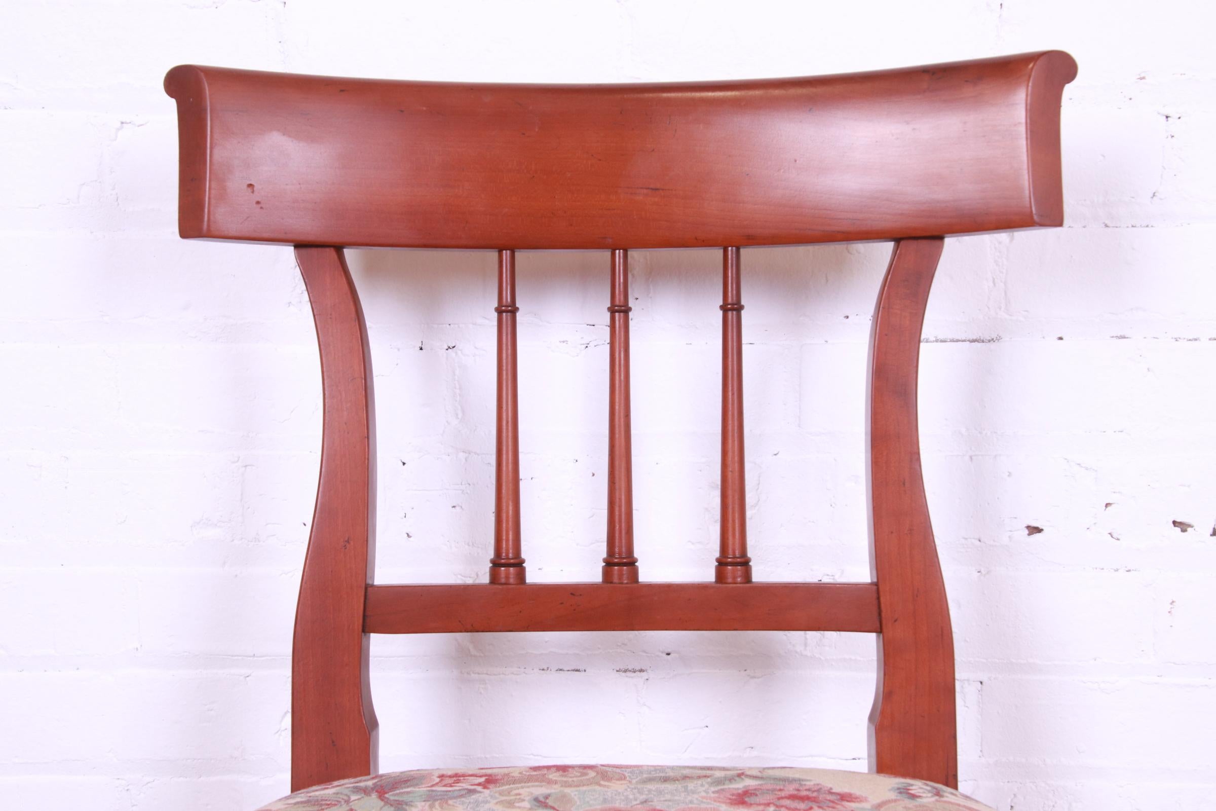 Kindel Furniture Französische Regency-Esszimmerstühle aus massivem Kirschbaumholz, Satz von acht Stühlen im Angebot 5