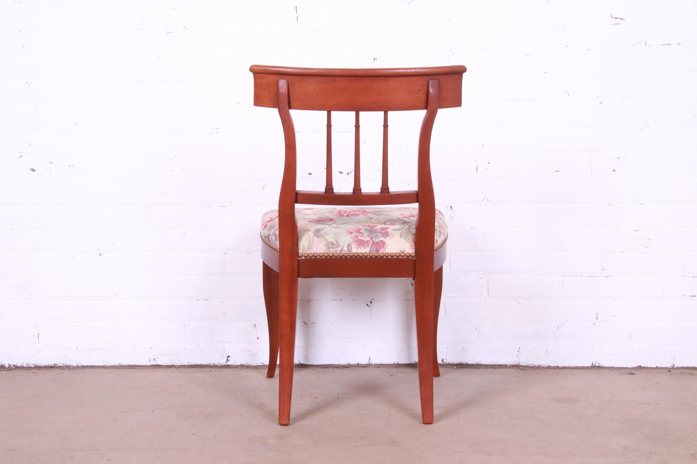 Kindel Furniture Französische Regency-Esszimmerstühle aus massivem Kirschbaumholz, Satz von acht Stühlen im Angebot 9