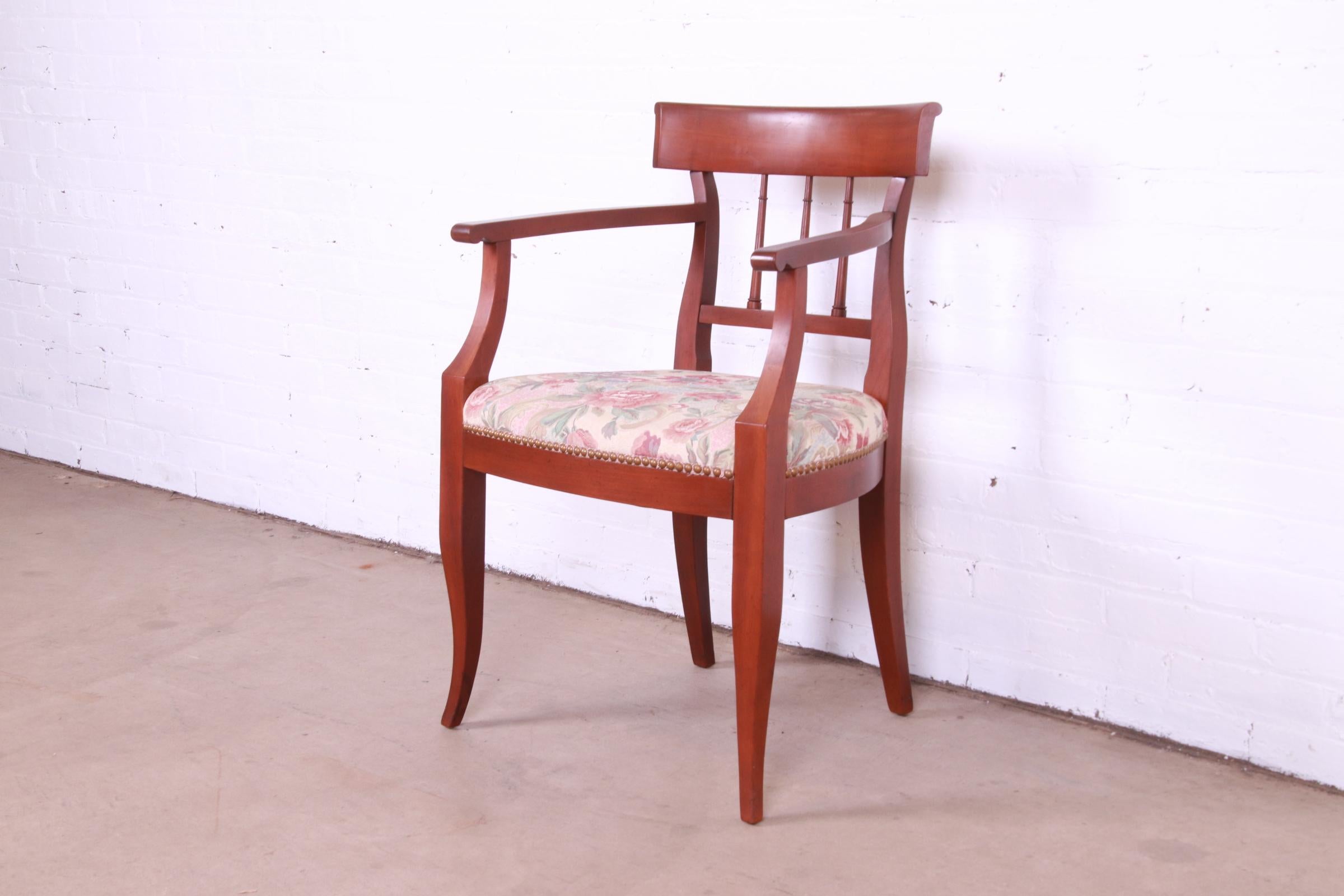 Kindel Furniture Französische Regency-Esszimmerstühle aus massivem Kirschbaumholz, Satz von acht Stühlen im Angebot 12