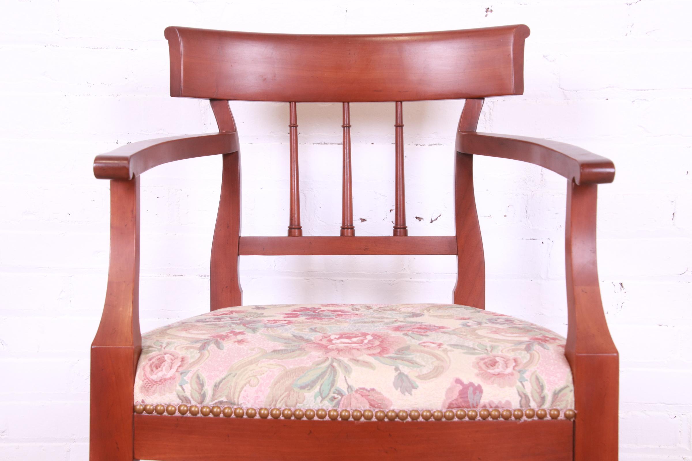 Kindel Furniture Französische Regency-Esszimmerstühle aus massivem Kirschbaumholz, Satz von acht Stühlen im Angebot 13