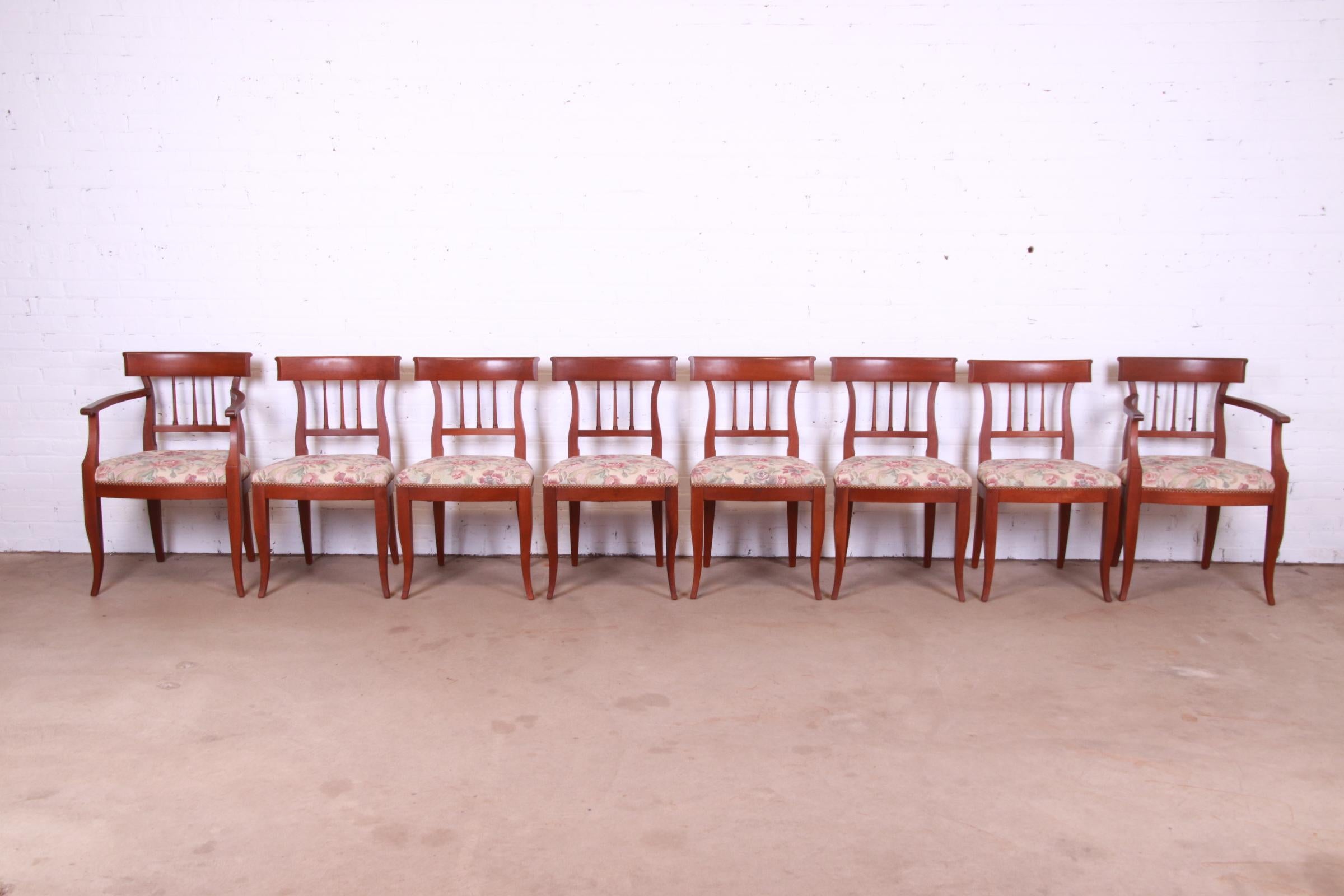 Ein prächtiger Satz von acht französischen Esszimmerstühlen im Regency-Stil

Von Kindel Möbel

USA, Ende des 20. Jahrhunderts

Massives Kirschholz, mit messingbeschlagenen, geblümten Sitzpolstern.

Maßnahmen:
Seitenstühle - 19,5 