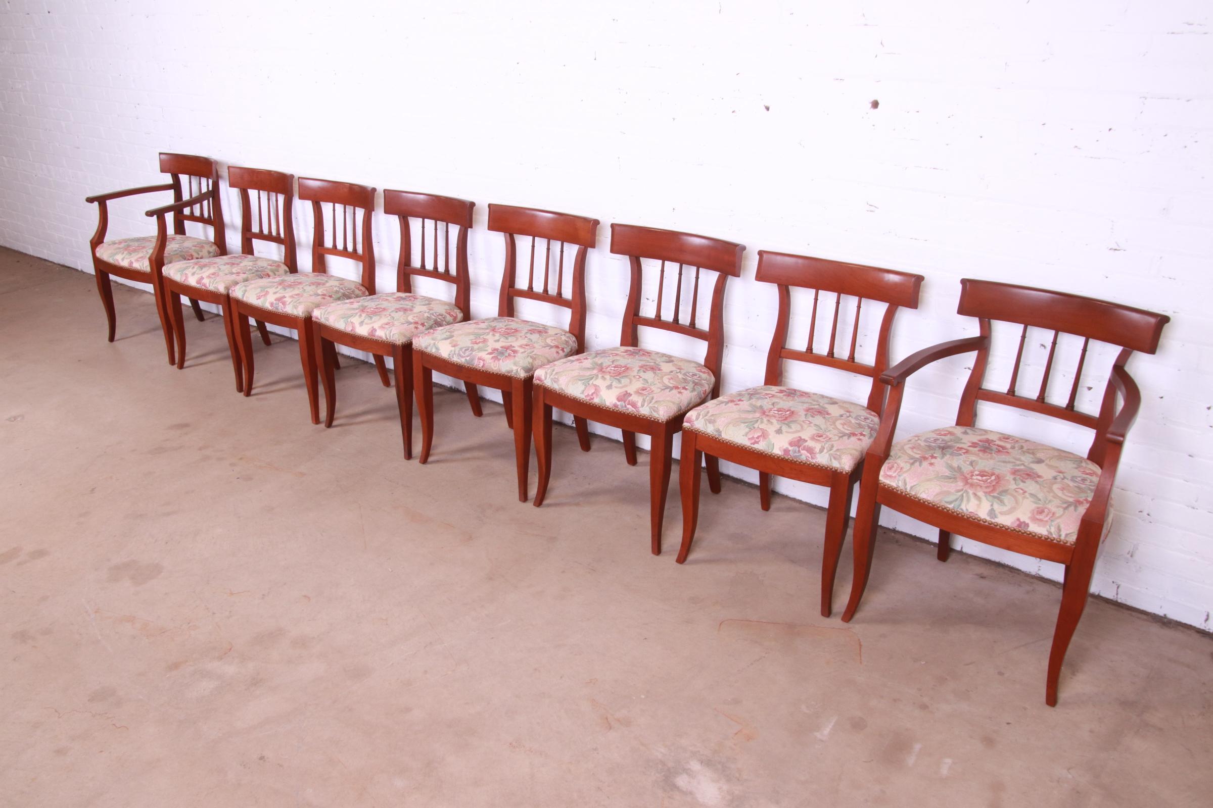 Kindel Furniture Französische Regency-Esszimmerstühle aus massivem Kirschbaumholz, Satz von acht Stühlen (amerikanisch) im Angebot