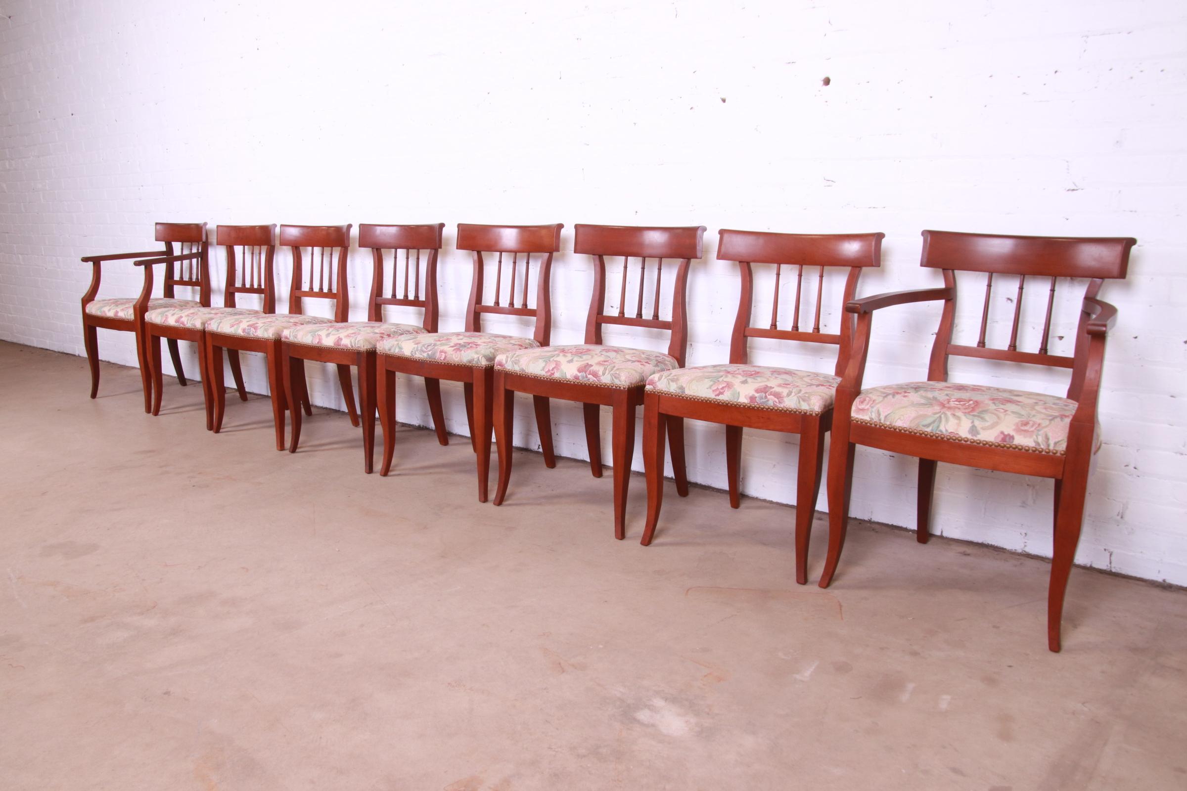 Américain Kindel Furniture ensemble de huit chaises de salle à manger de style Régence française en cerisier massif en vente