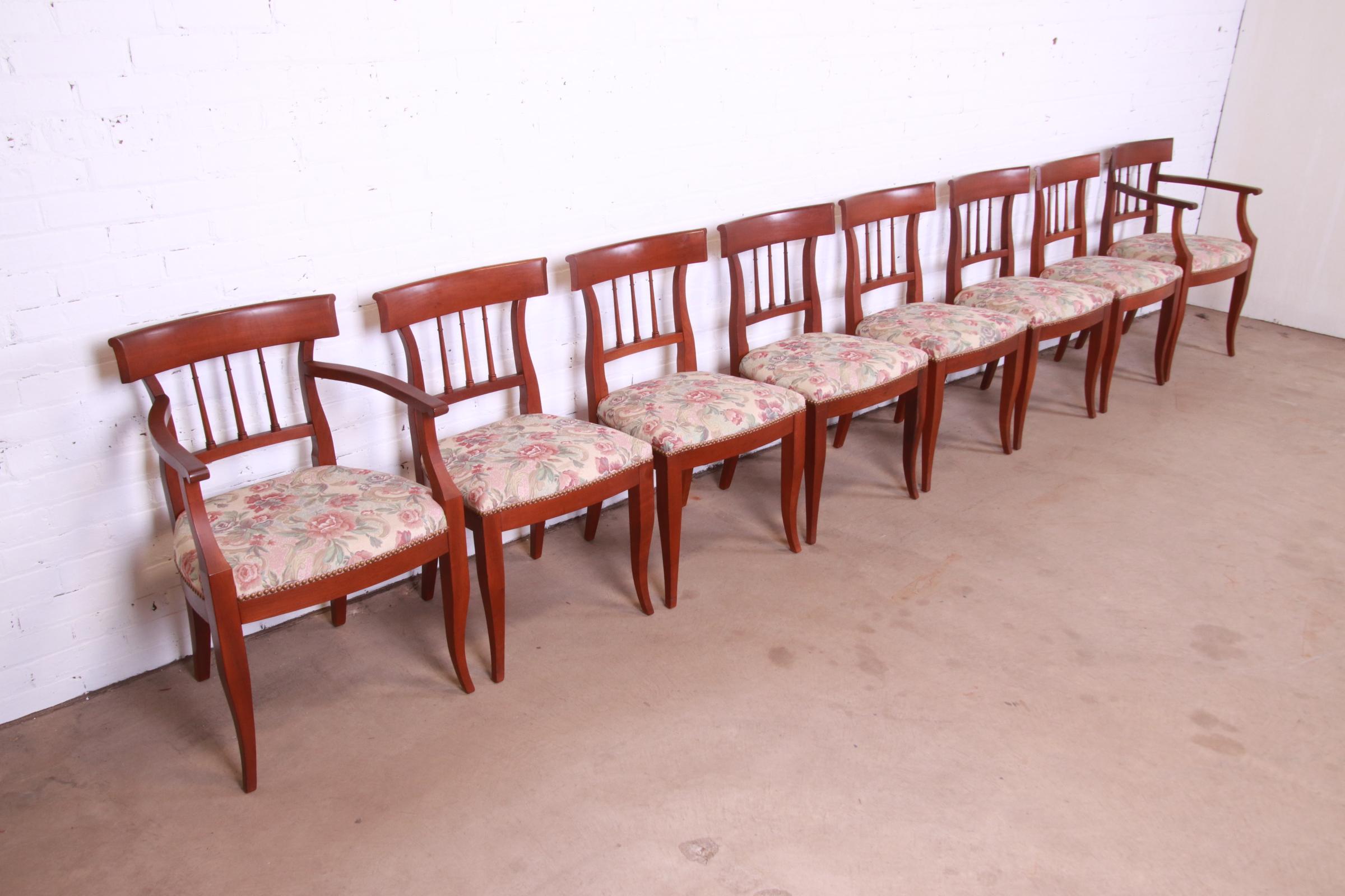 Kindel Furniture Französische Regency-Esszimmerstühle aus massivem Kirschbaumholz, Satz von acht Stühlen (20. Jahrhundert) im Angebot