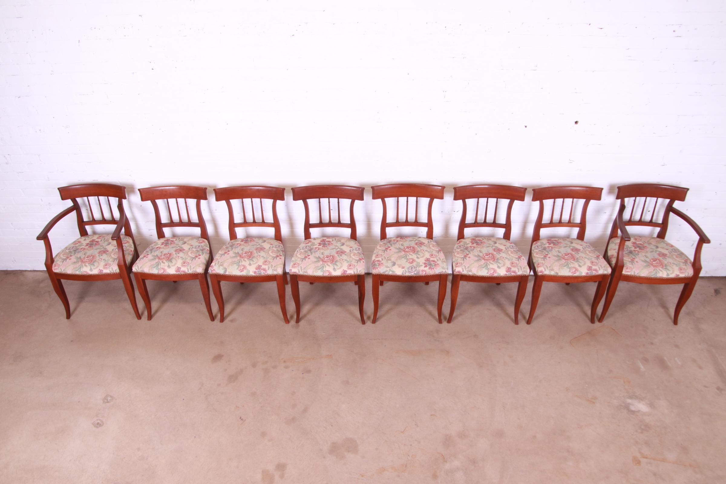 Laiton Kindel Furniture ensemble de huit chaises de salle à manger de style Régence française en cerisier massif en vente