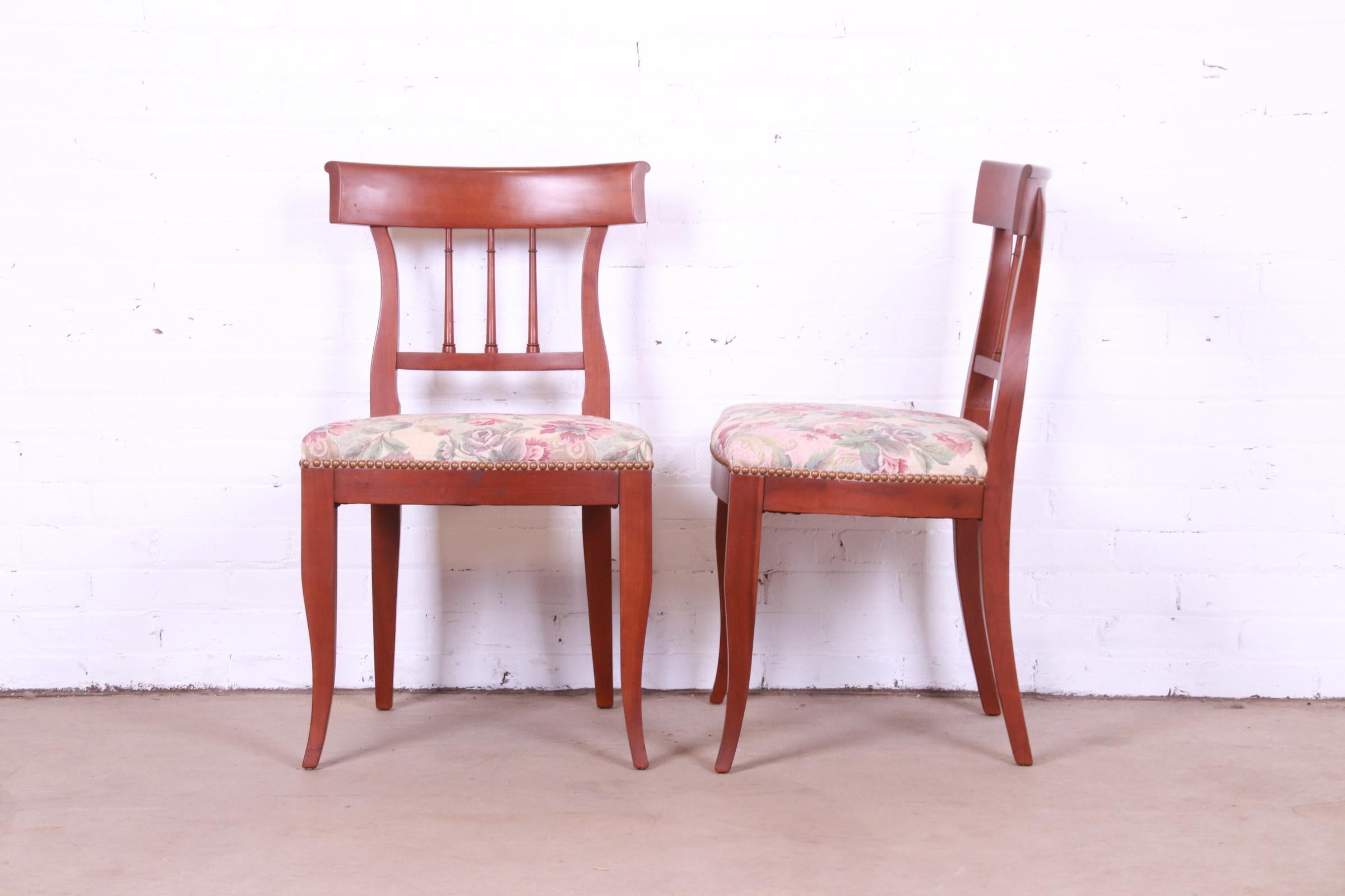 Kindel Furniture Französische Regency-Esszimmerstühle aus massivem Kirschbaumholz, Satz von acht Stühlen im Angebot 2