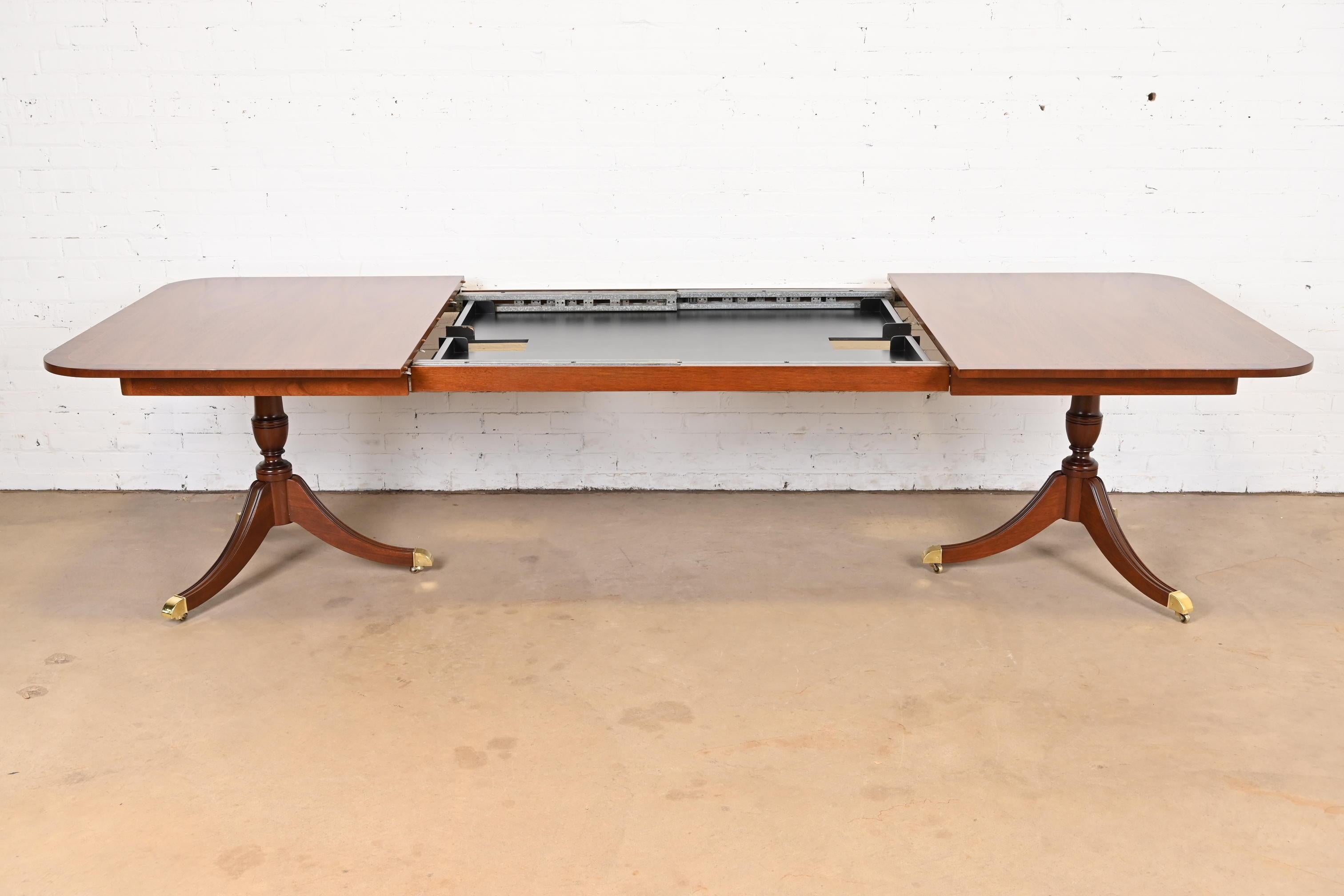 Kindel Furniture, ausziehbarer Esstisch aus georgianischem Mahagoni mit doppeltem Sockel aus gebändertem Mahagoni im Angebot 4