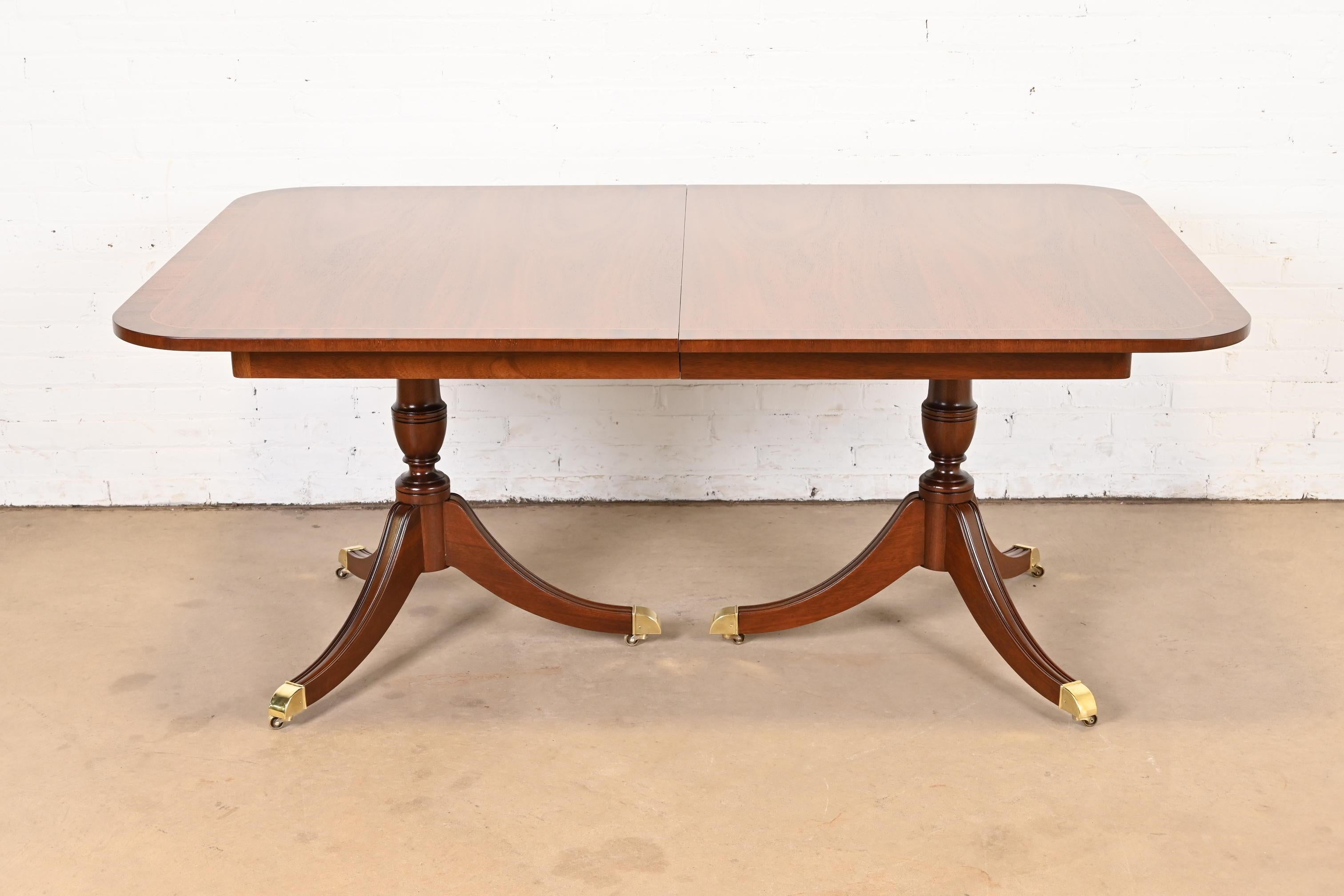 Kindel Furniture, ausziehbarer Esstisch aus georgianischem Mahagoni mit doppeltem Sockel aus gebändertem Mahagoni im Angebot 5