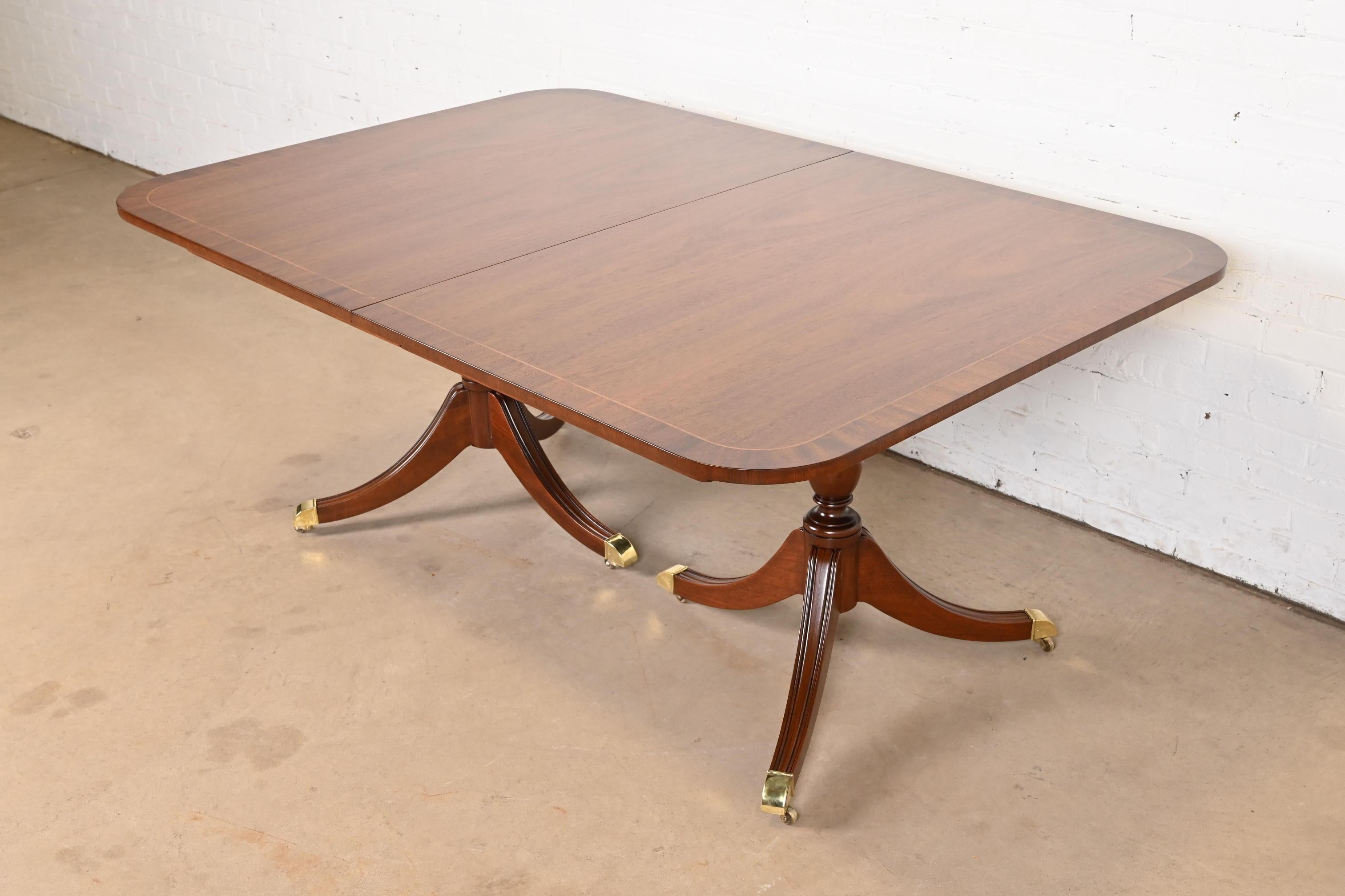 Kindel Furniture, ausziehbarer Esstisch aus georgianischem Mahagoni mit doppeltem Sockel aus gebändertem Mahagoni im Angebot 6