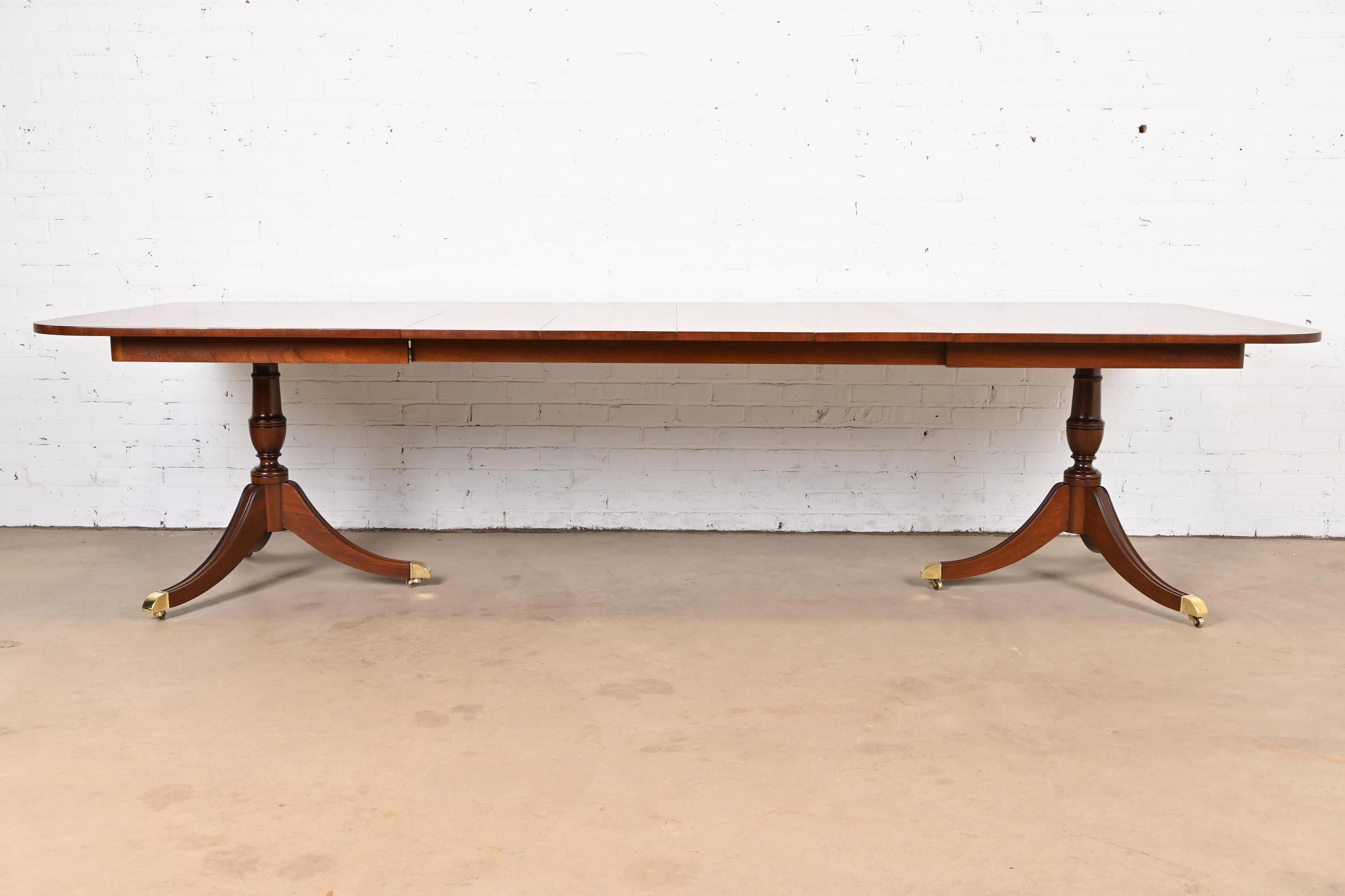Kindel Furniture, ausziehbarer Esstisch aus georgianischem Mahagoni mit doppeltem Sockel aus gebändertem Mahagoni (Georgian) im Angebot