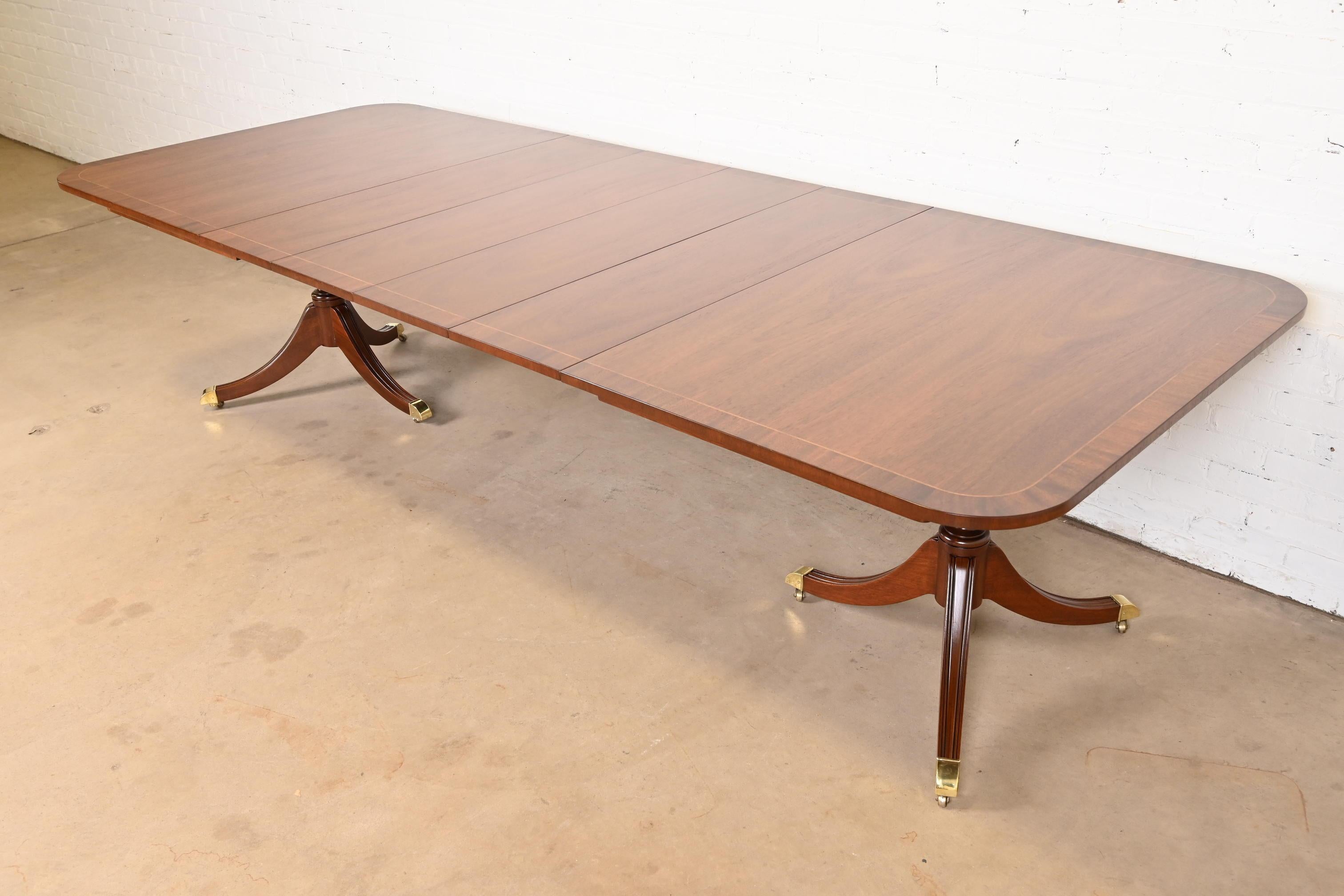 Kindel Furniture, ausziehbarer Esstisch aus georgianischem Mahagoni mit doppeltem Sockel aus gebändertem Mahagoni (amerikanisch) im Angebot
