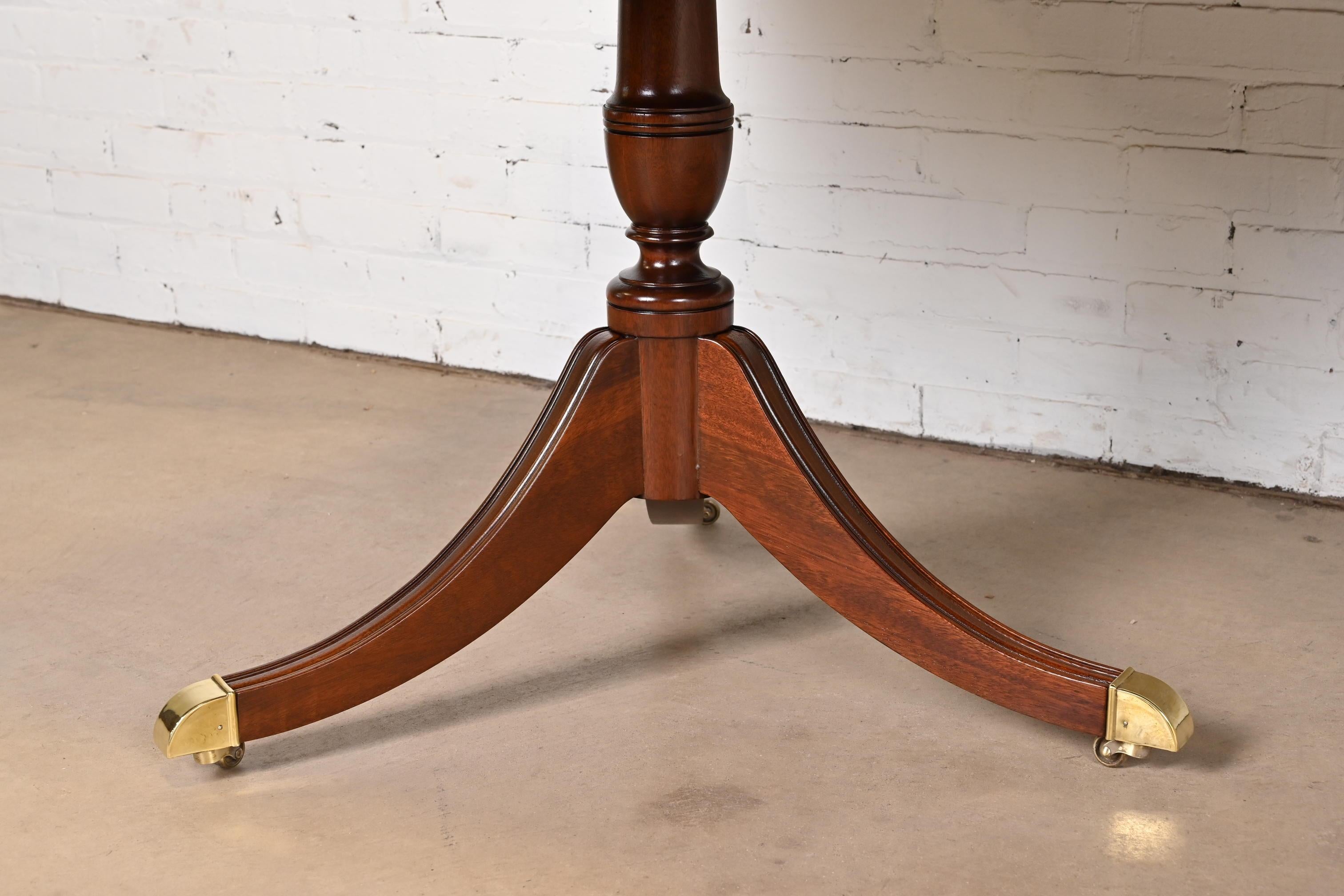 Kindel Furniture, ausziehbarer Esstisch aus georgianischem Mahagoni mit doppeltem Sockel aus gebändertem Mahagoni im Angebot 2