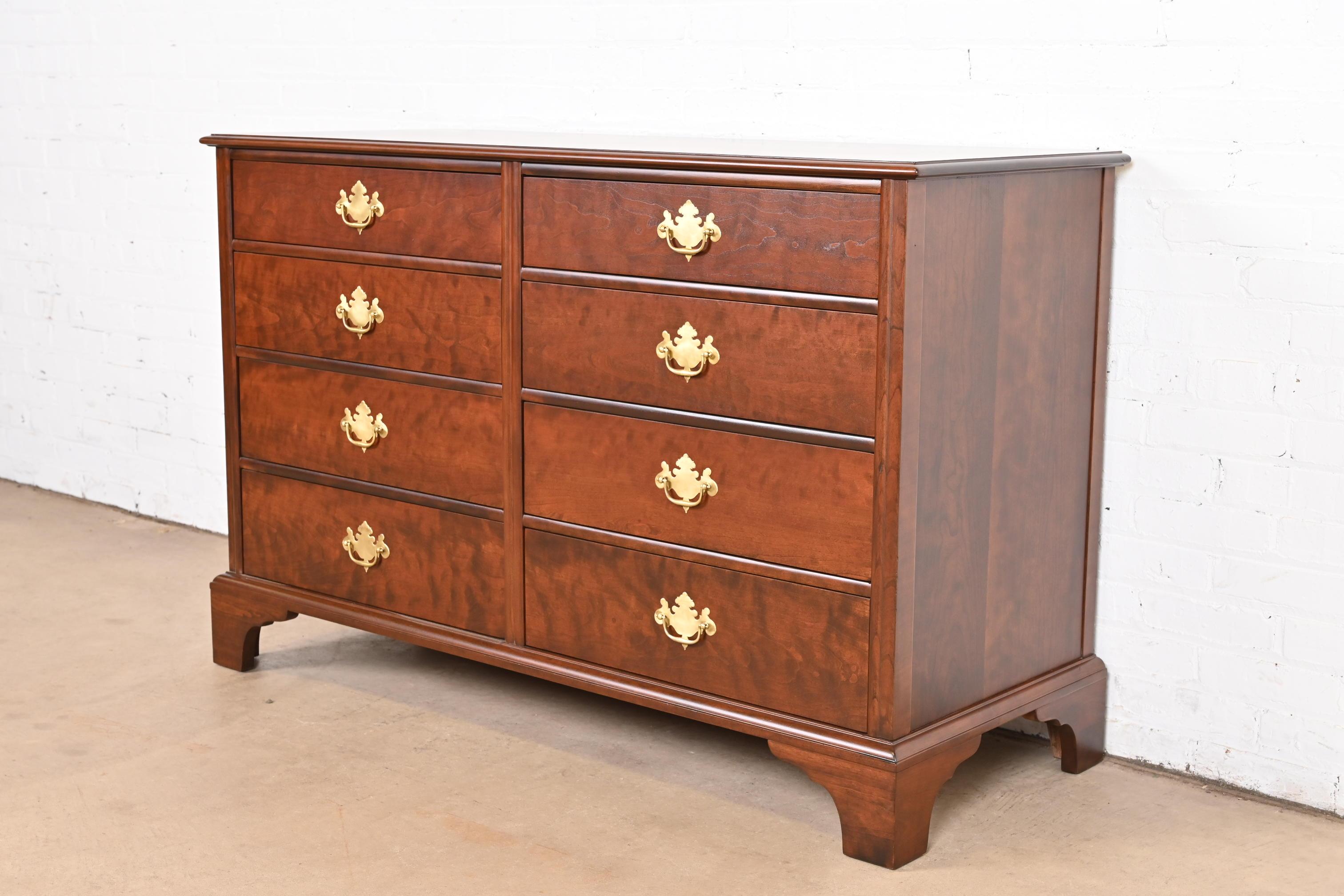 Kindel Furniture Georgian Carved Cherry Wood Eight-Drawer Dresser, Refinished In Good Condition For Sale In South Bend, IN