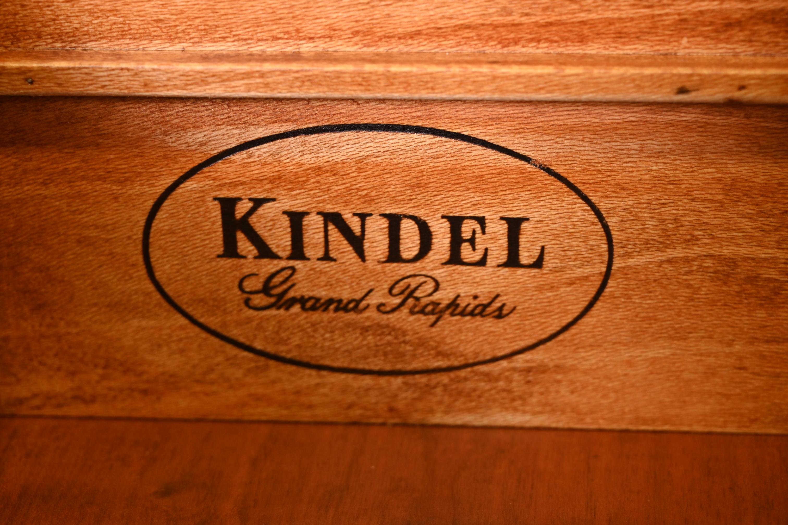 Kindel Furniture Georgian Carved Cherry Wood Eight-Drawer Dresser, Refinished For Sale 3