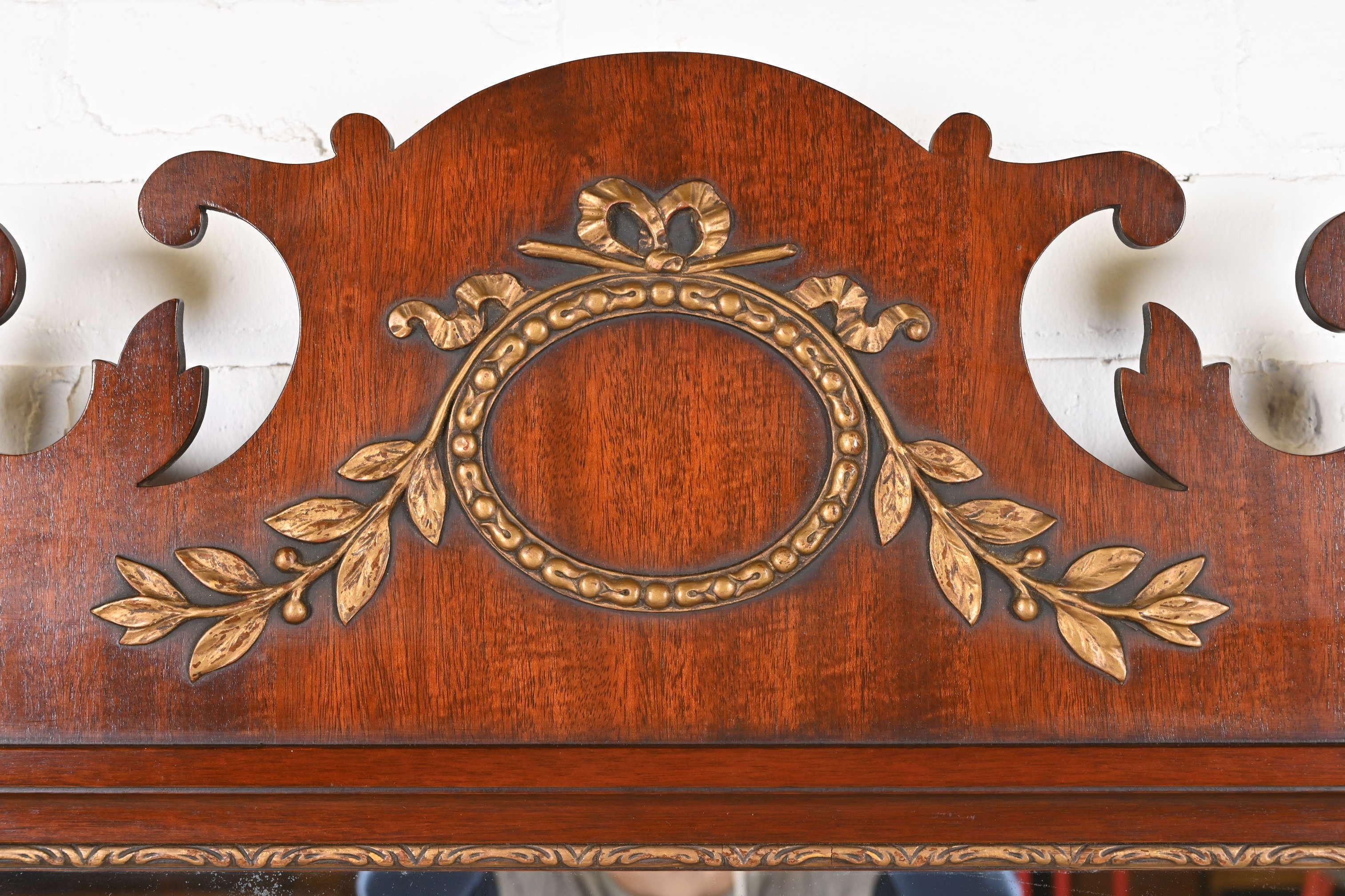 Late 20th Century Kindel Furniture Georgian Carved Mahogany and Gold Gilt Framed Wall Mirror For Sale