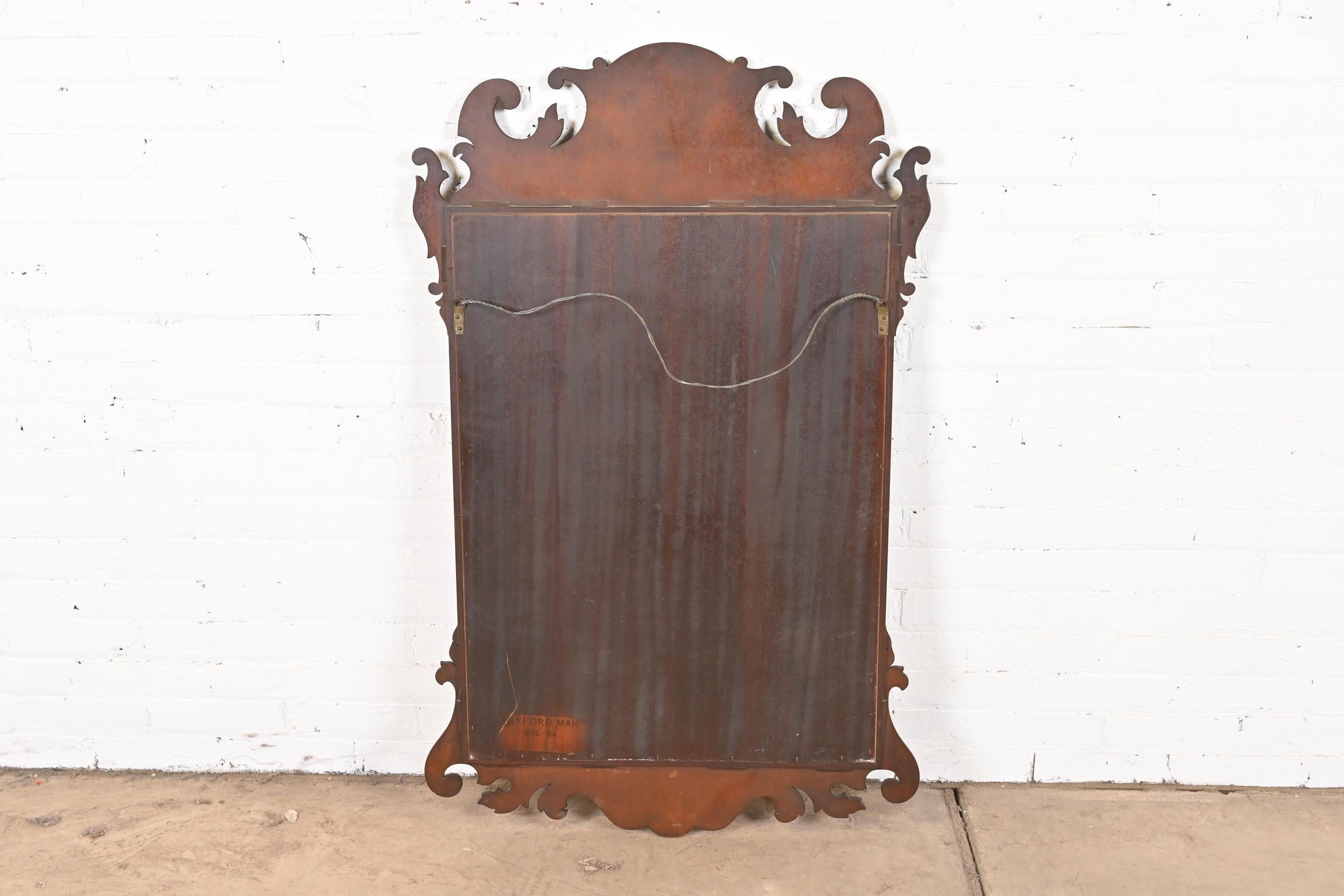 Kindel Furniture Georgianischer Wandspiegel aus geschnitztem Mahagoni und vergoldetem, vergoldetem Rahmen im Angebot 1