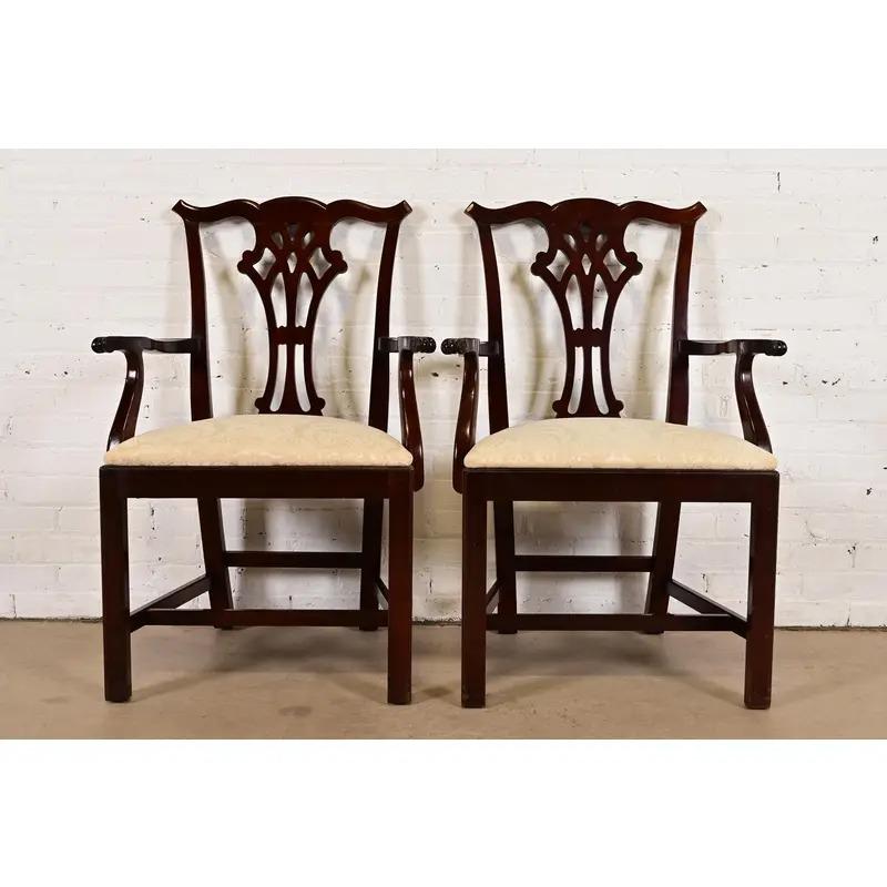 Un magnífico par de sillones o sillas de capitán de comedor de estilo georgiano o Chippendale

Por Kindel Furniture

EE.UU., 1990

Armazones de caoba maciza tallada, con asientos tapizados en damasco marfil.

Medidas: 25