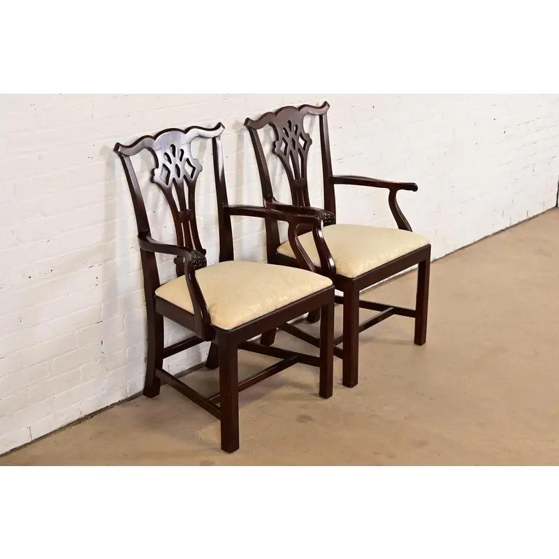 Kindel Furniture Sillones Georgianos de Caoba Tallada, Pareja finales del siglo XX en venta