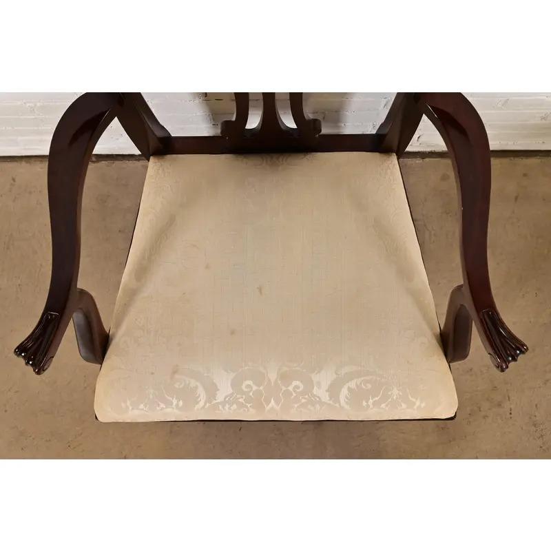 Kindel Furniture Sillones Georgianos de Caoba Tallada, Pareja en venta 2