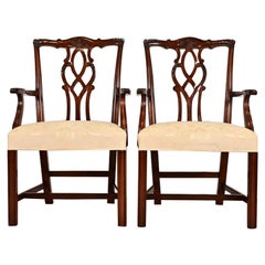 Paire de fauteuils en acajou sculpté de style géorgien de Kindel Furniture