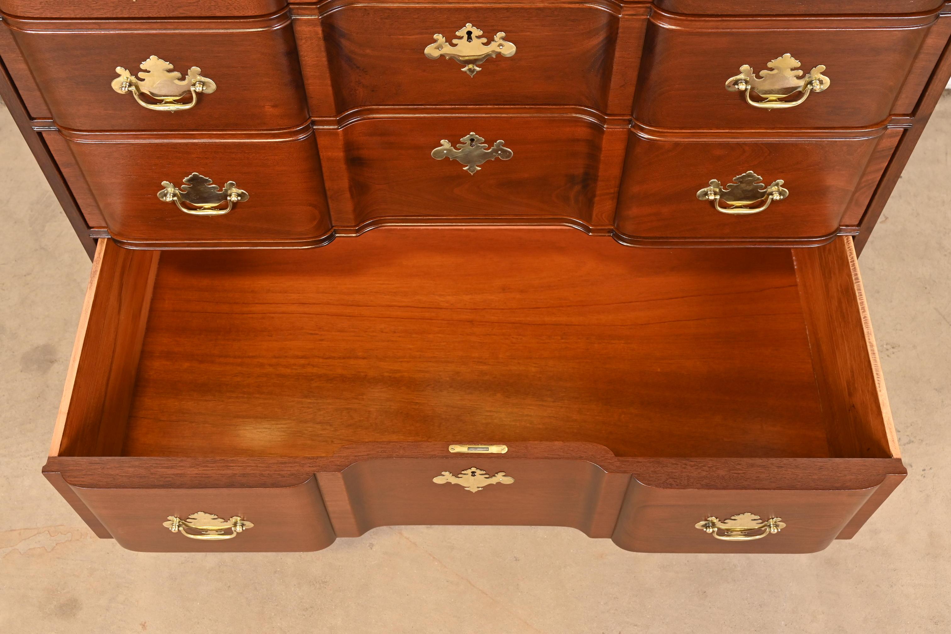 Kindel Furniture Paire de commodes en acajou sculpté de style géorgien à façade en bloc en vente 3