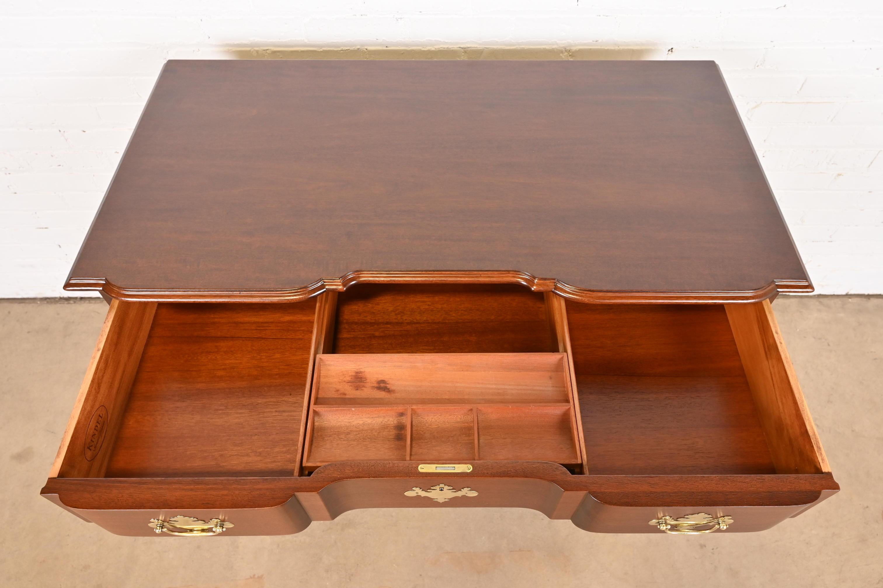 Kindel Furniture Paire de commodes en acajou sculpté de style géorgien à façade en bloc en vente 4