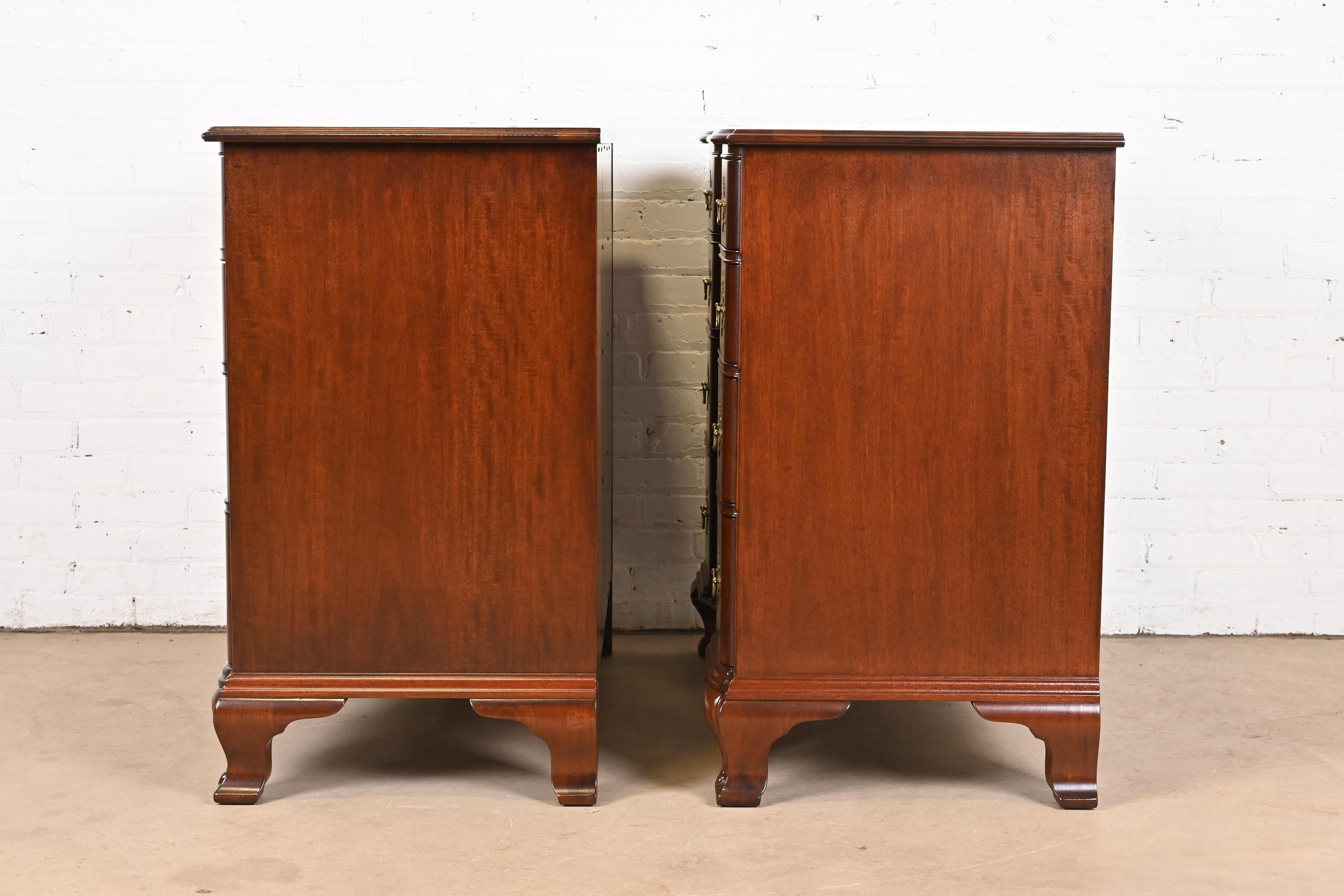 Kindel Furniture Paire de commodes en acajou sculpté de style géorgien à façade en bloc en vente 5