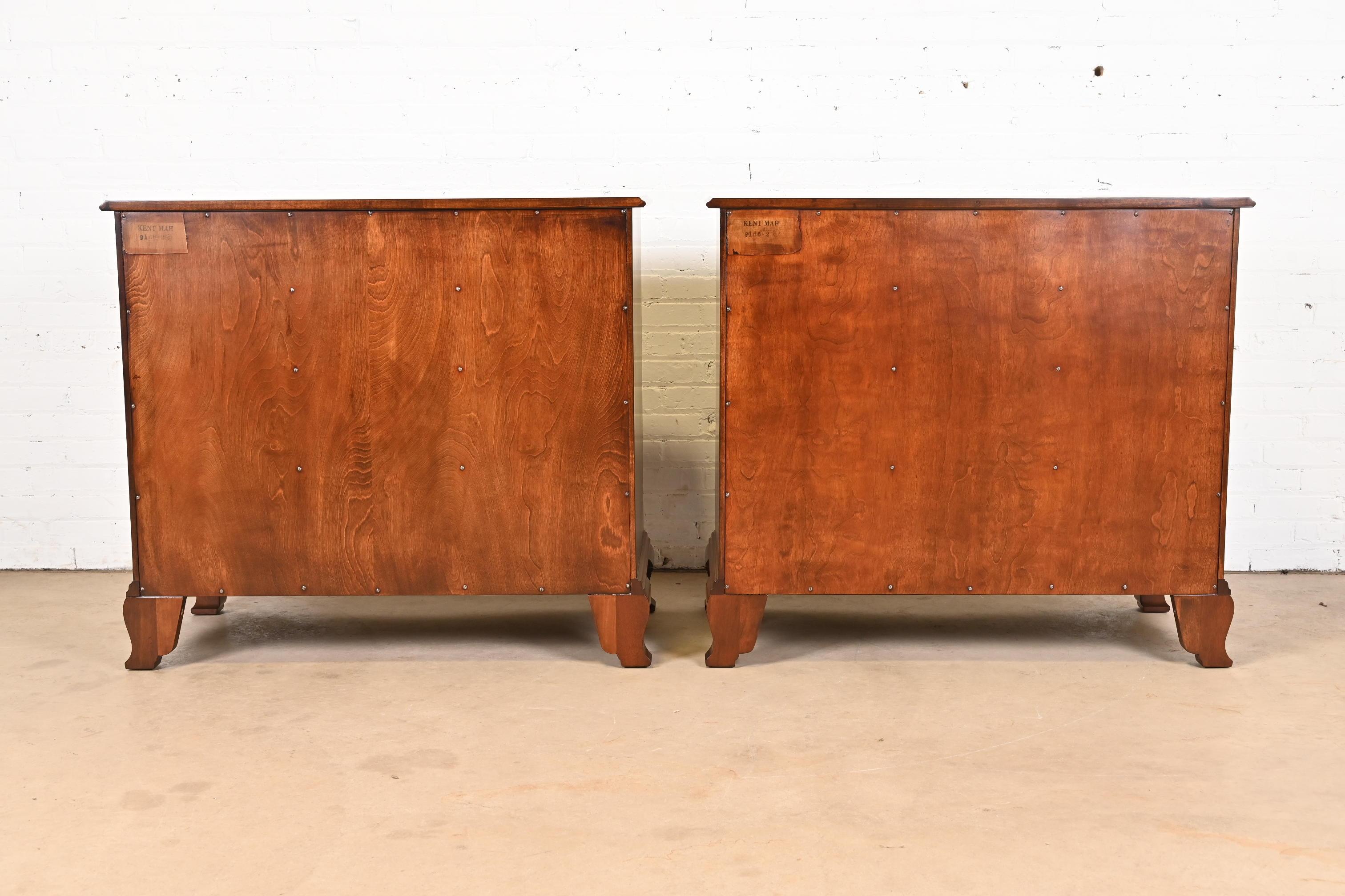 Kindel Furniture Paire de commodes en acajou sculpté de style géorgien à façade en bloc en vente 6